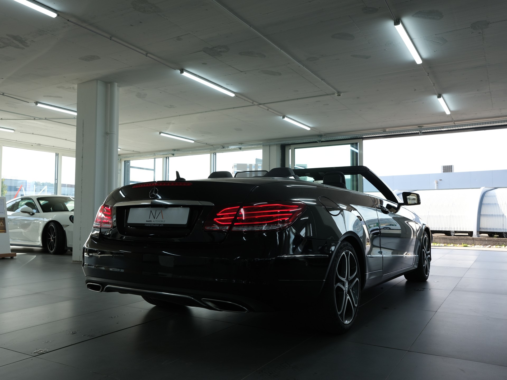 MERCEDES-BENZ E 200 *AMG Line* *Rückfahrkamera* *Nackenwärmer*-showroom-element-1