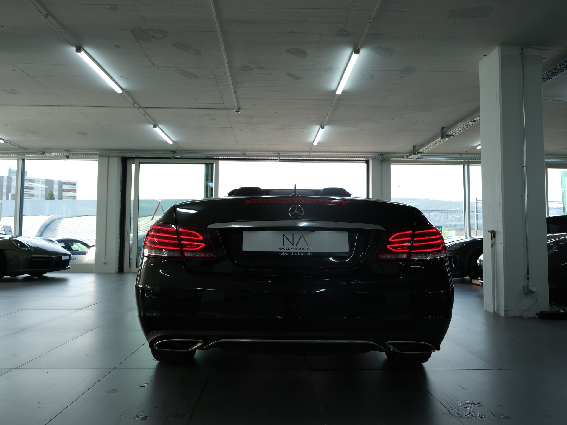 MERCEDES-BENZ E 200 *AMG Line* *Rückfahrkamera* *Nackenwärmer*-showroom-element-3