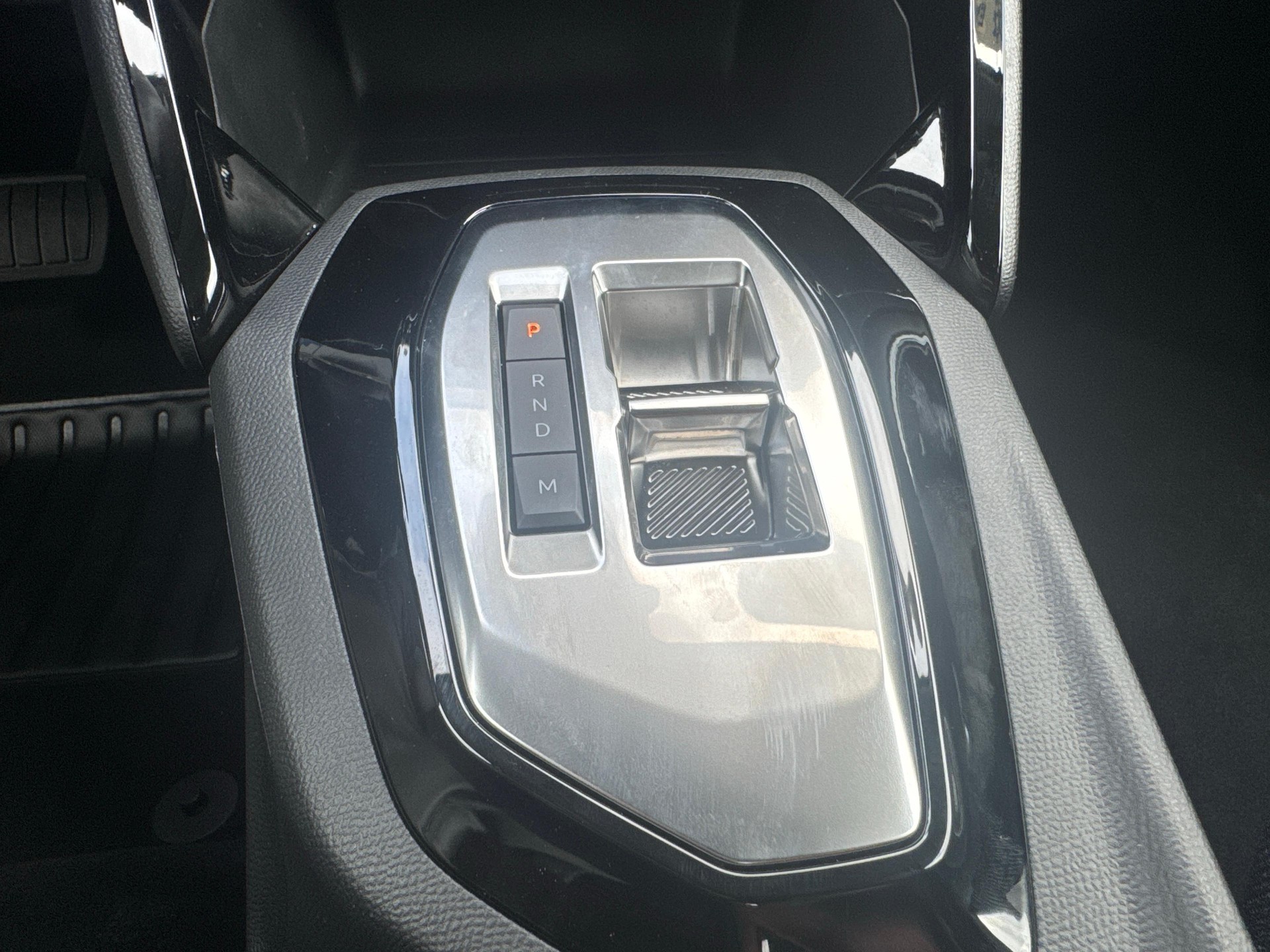 PEUGEOT 208 1.2 Hybrid Style-image-16