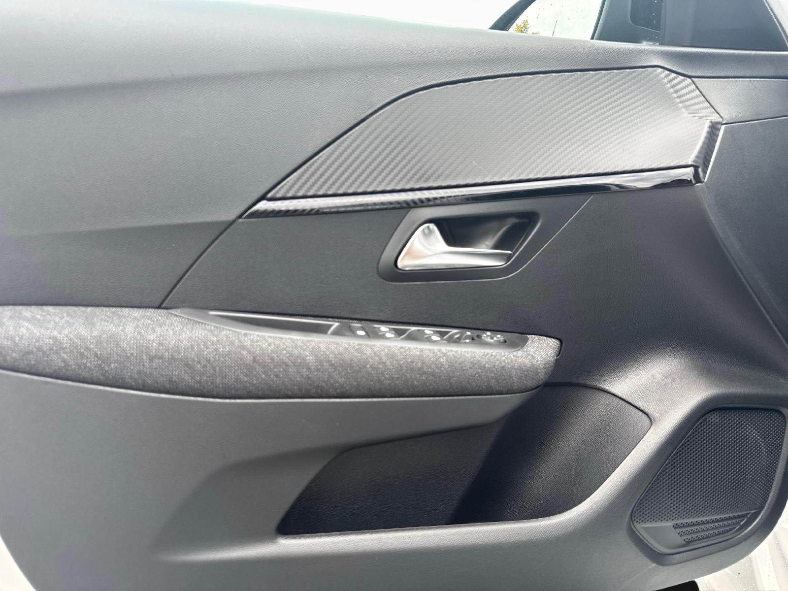 PEUGEOT 208 1.2 Hybrid Style-image-12