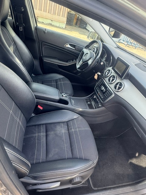 MERCEDES-BENZ GLA 250 Urban 4Matic 7G-DCT-image-4