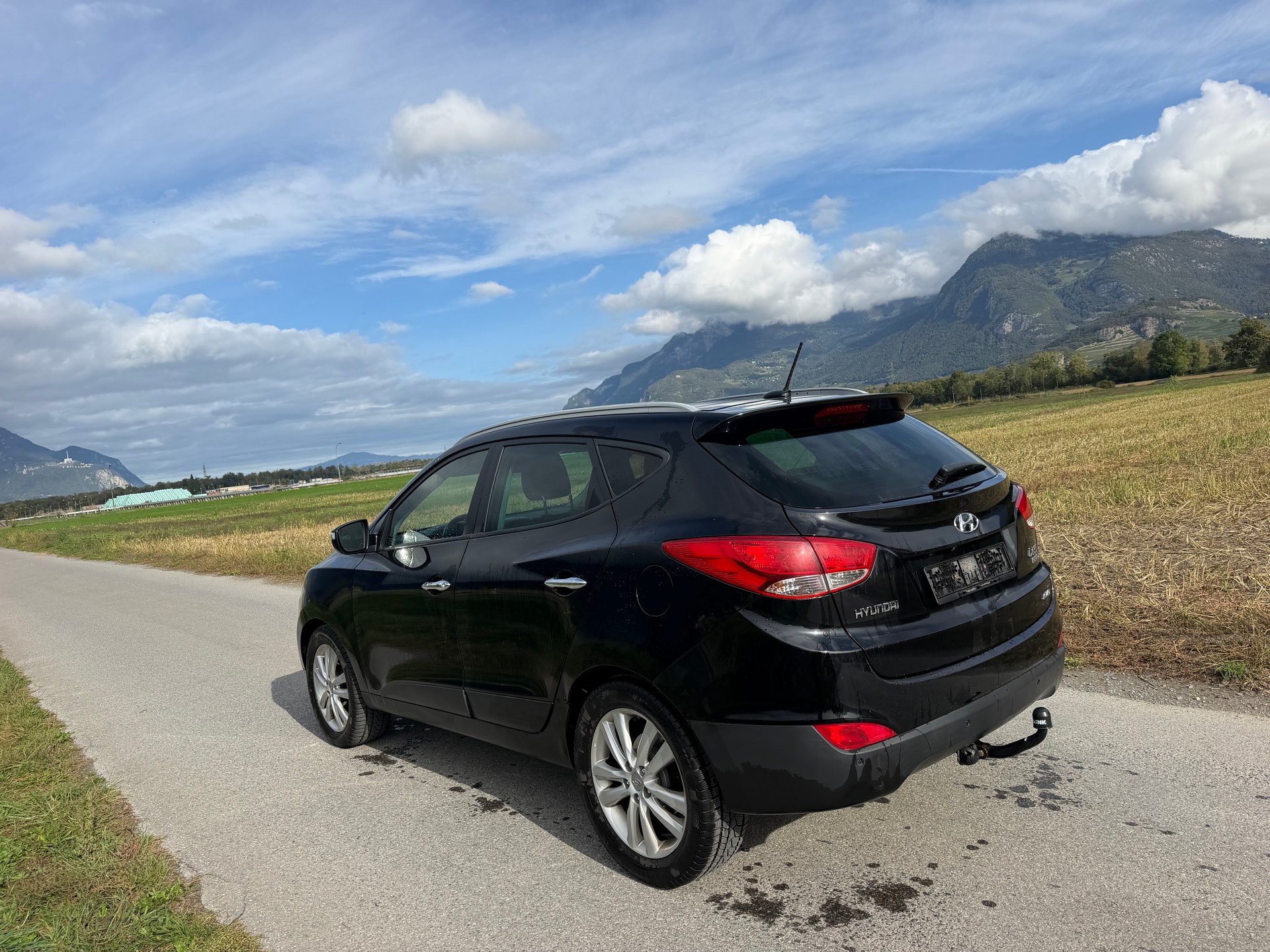 HYUNDAI iX 35 2.0 CRDi Premium 4WD Automatic-image-3