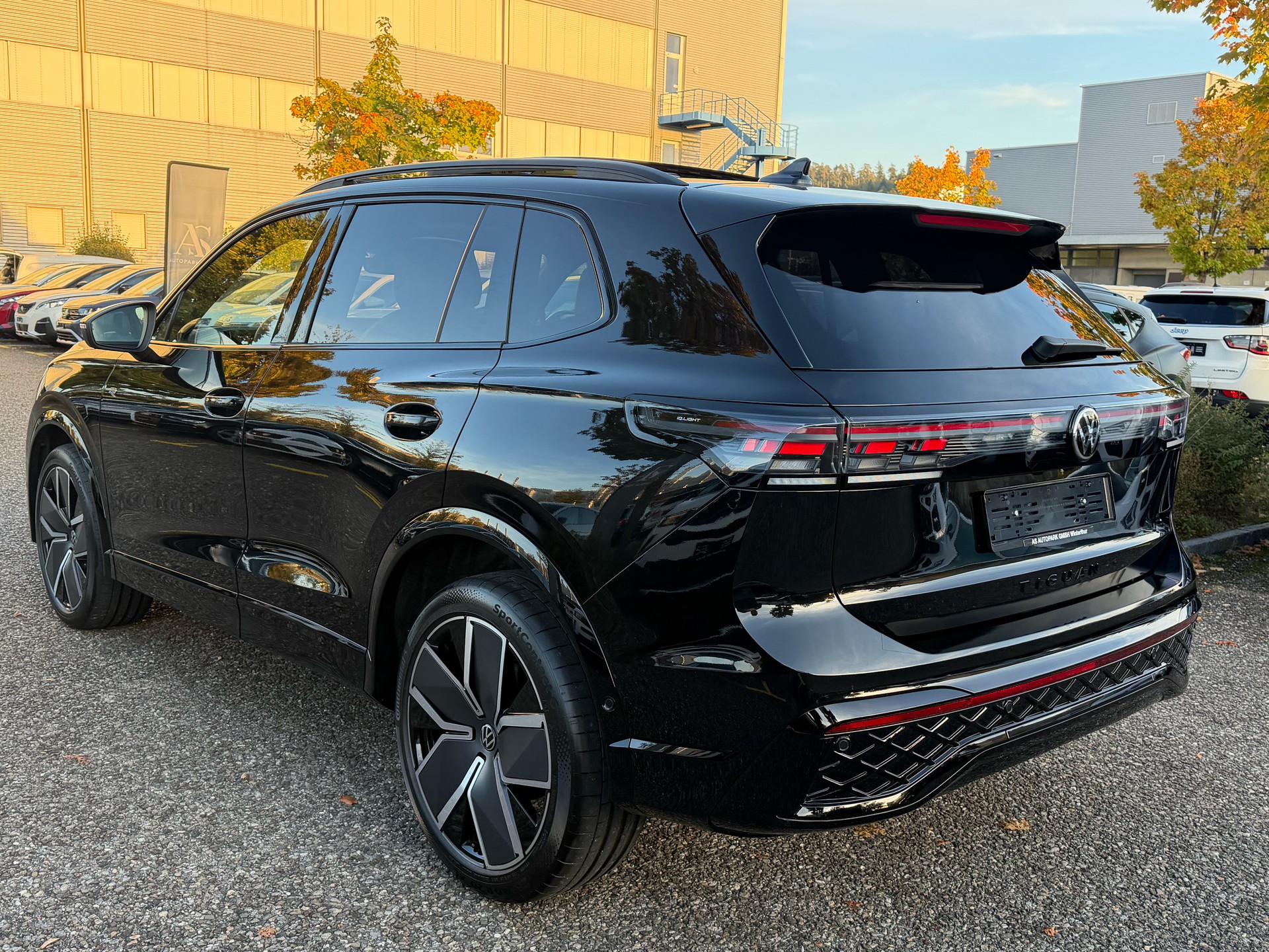 VW Tiguan 2.0 TSI DSG R-Line 4Motion ***CH-FAHRZEUG***-image-6