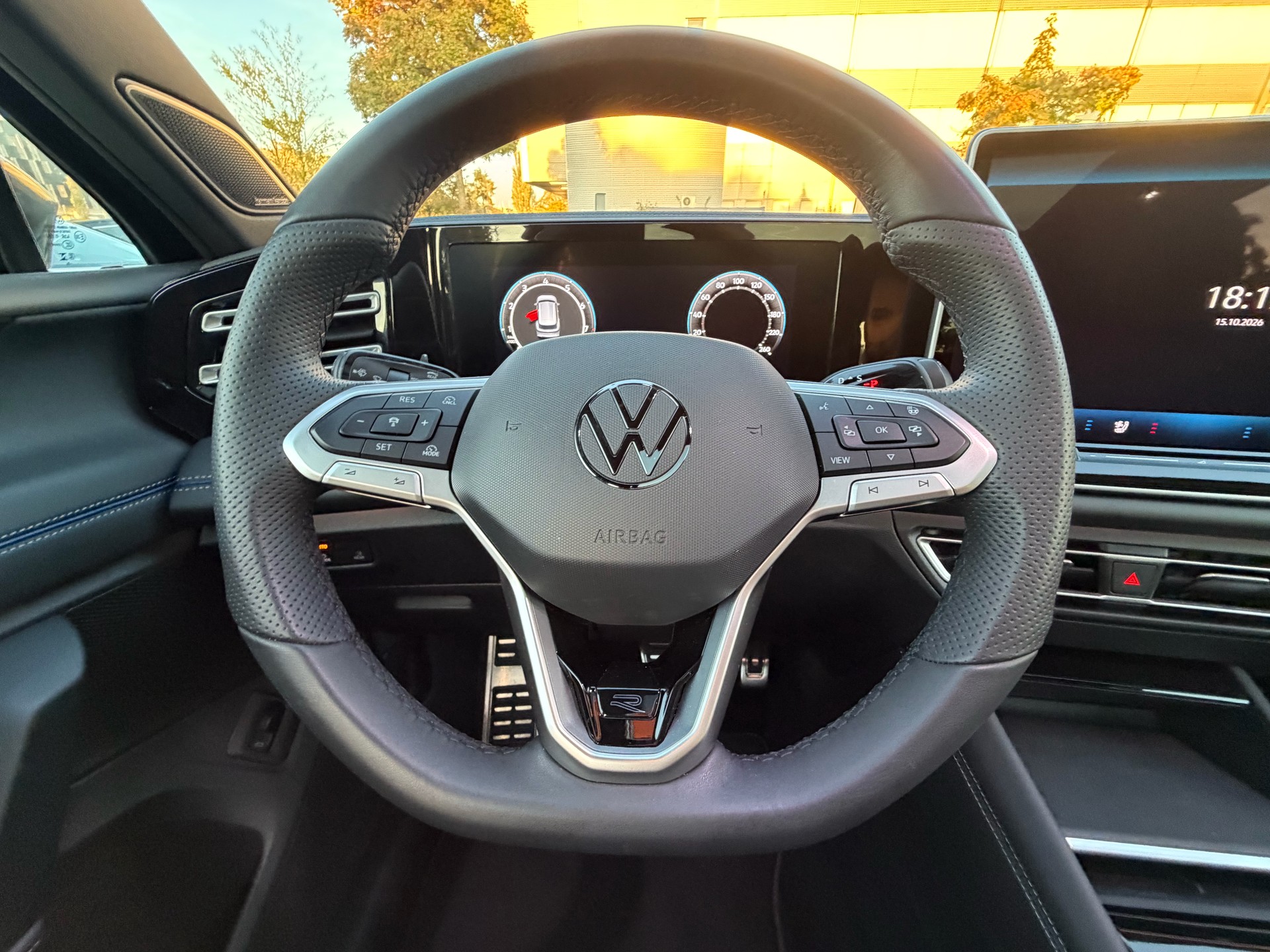 VW Tiguan 2.0 TSI DSG R-Line 4Motion ***CH-FAHRZEUG***-image-13