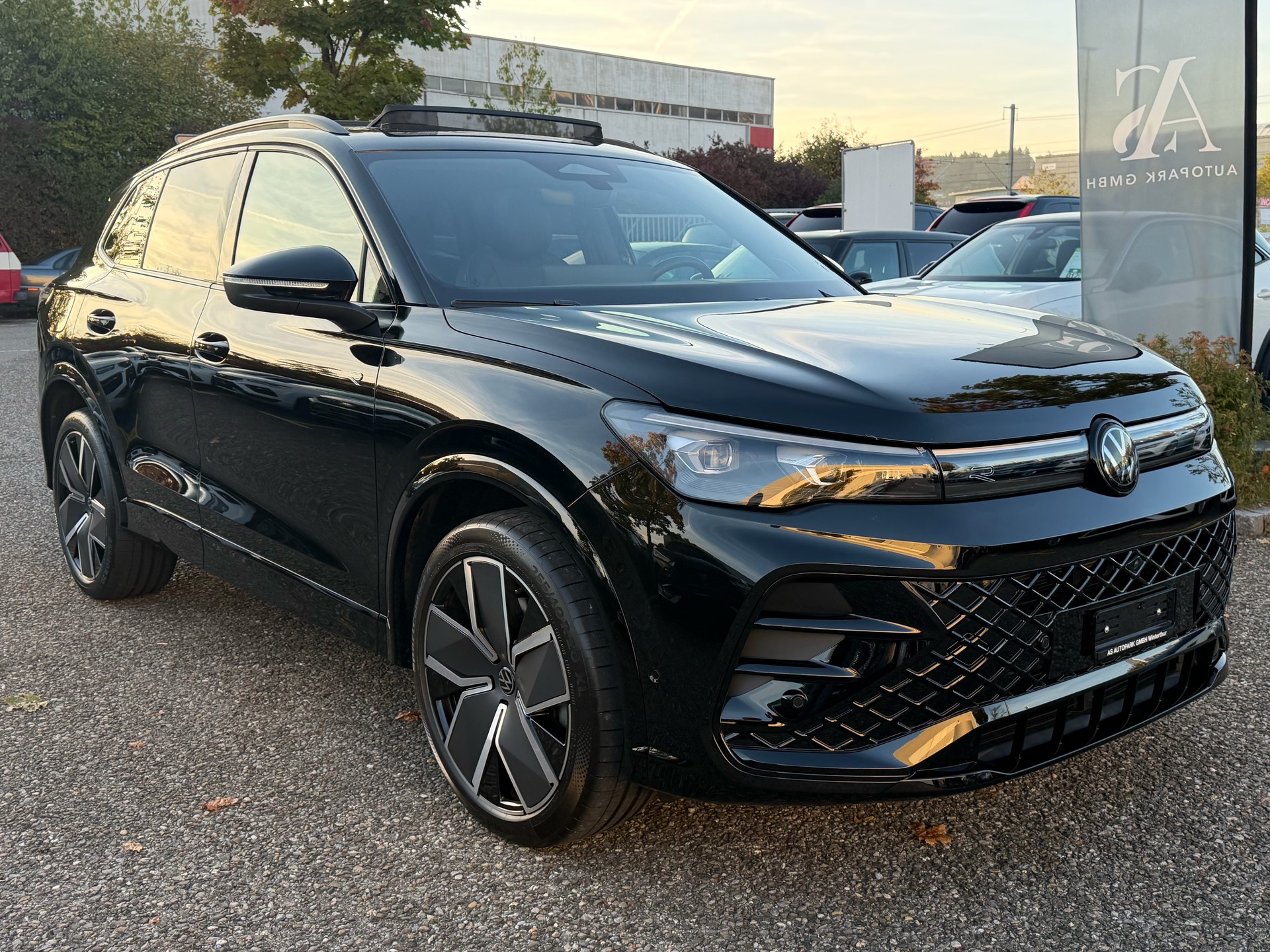 VW Tiguan 2.0 TSI DSG R-Line 4Motion ***CH-FAHRZEUG***-image-2