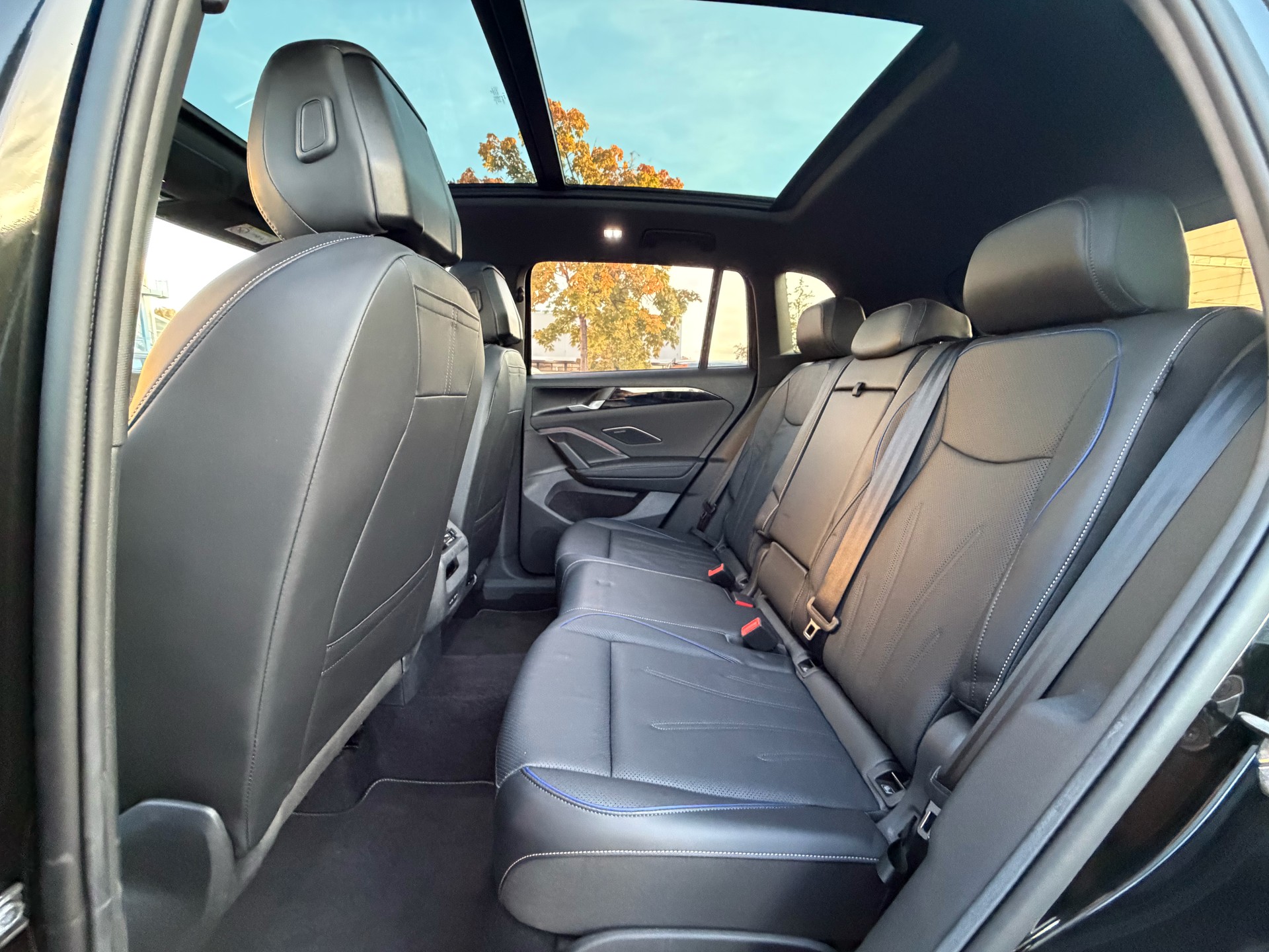VW Tiguan 2.0 TSI DSG R-Line 4Motion ***CH-FAHRZEUG***-image-11