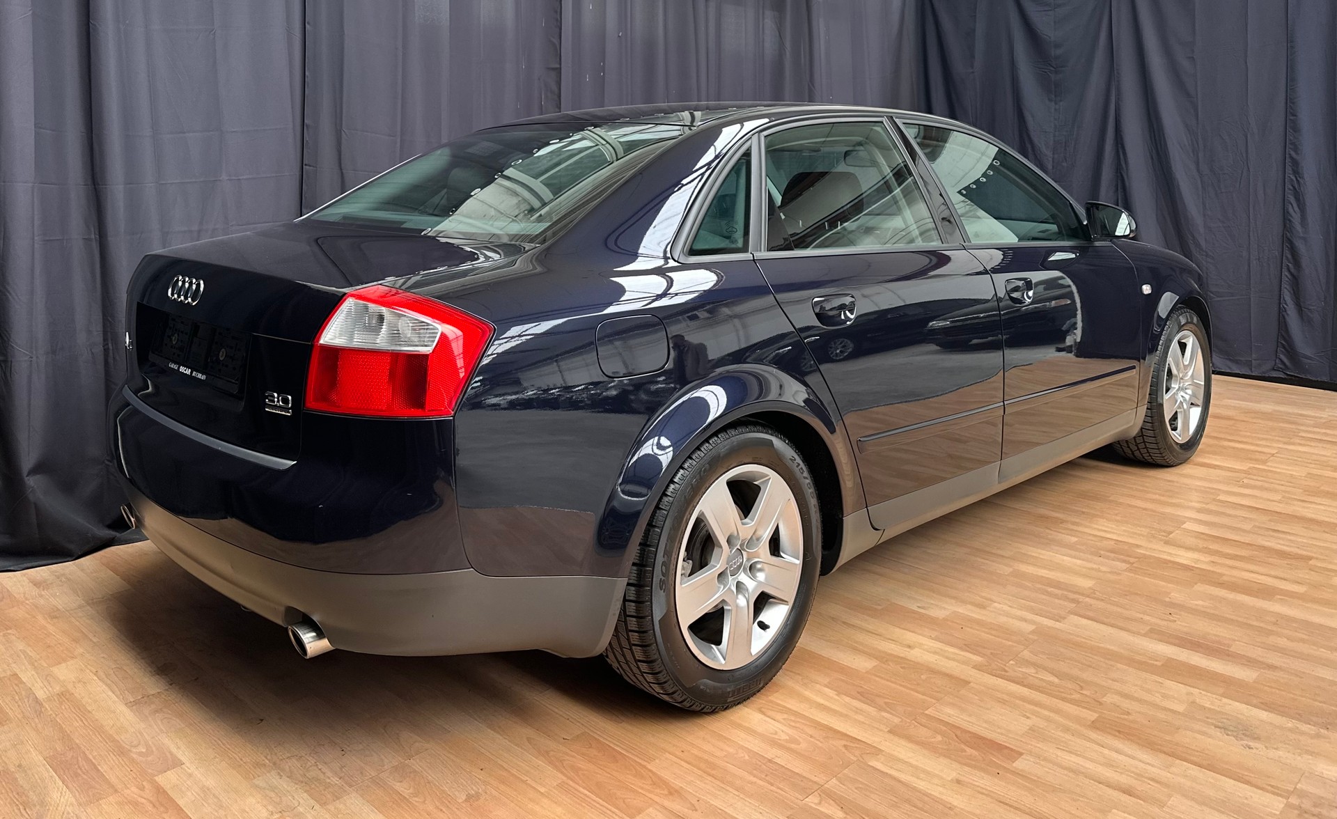 AUDI A4 3.0 V6 quattro-image-4