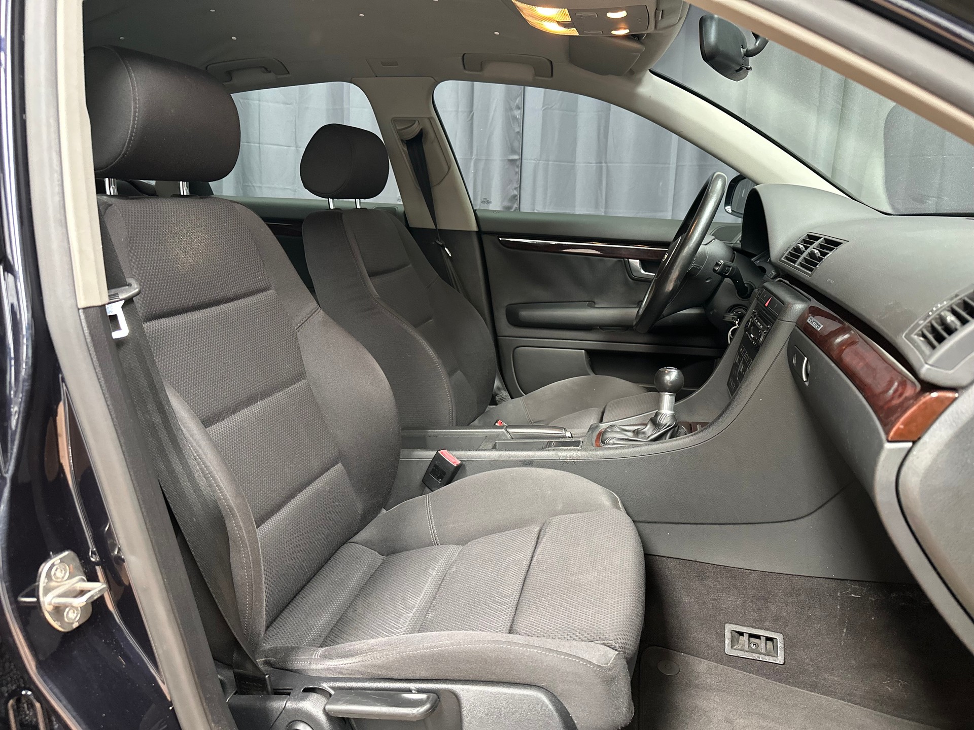AUDI A4 3.0 V6 quattro-image-5