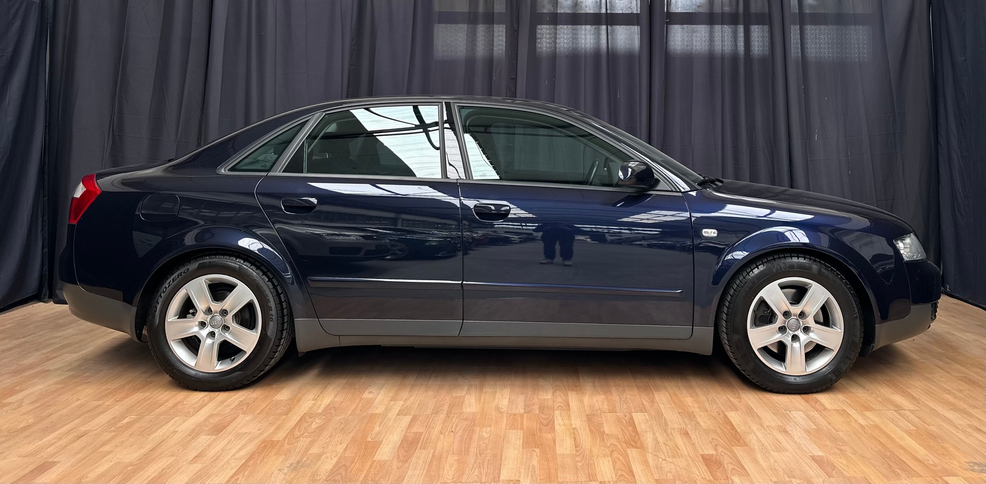 AUDI A4 3.0 V6 quattro-image-2