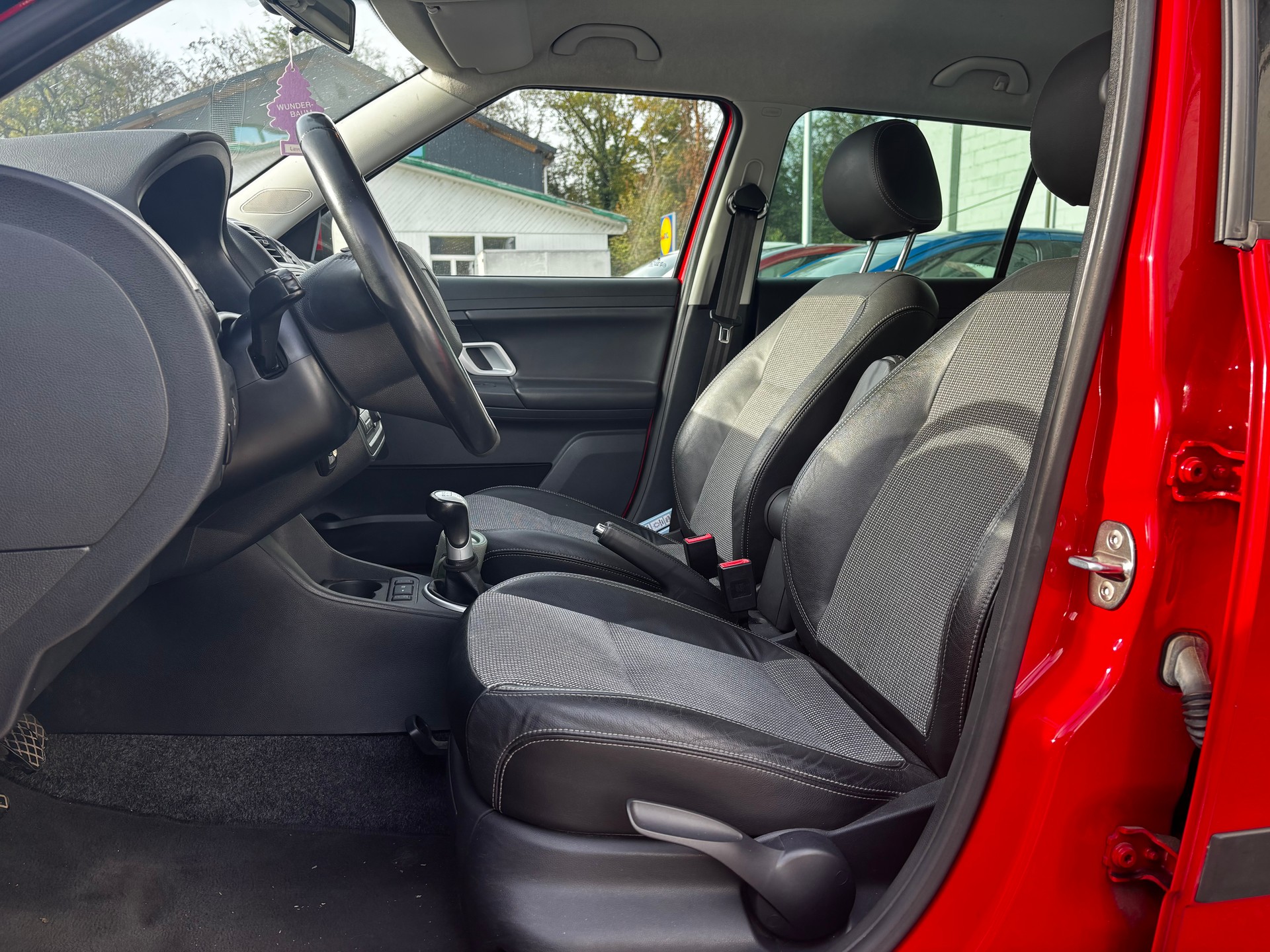 SKODA Fabia 1.6 Elegance-image-5