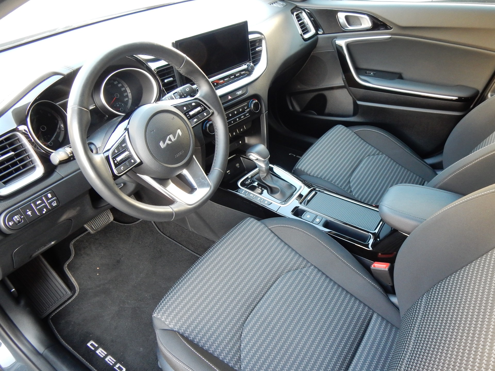 KIA Ceed SW 1.5 T-GDi DCT Spirit (Style)-image-6