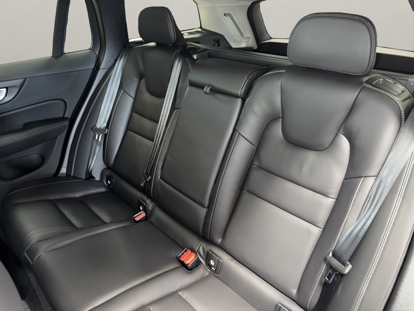 VOLVO V60 2.0 T8 TE Ultra Dark eAWD-image-10