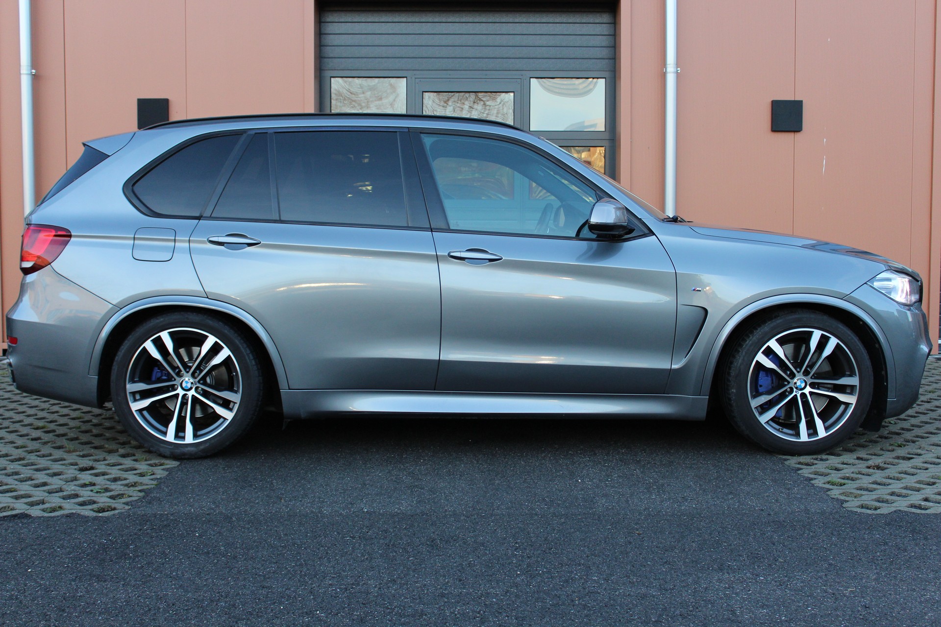 BMW X5 xDrive M50d M-Sport Steptronic - "Toit Ouvrant * Pack M * Head-Up Display * Sièges Electrique Mém * Caméra de Recul"-image-3