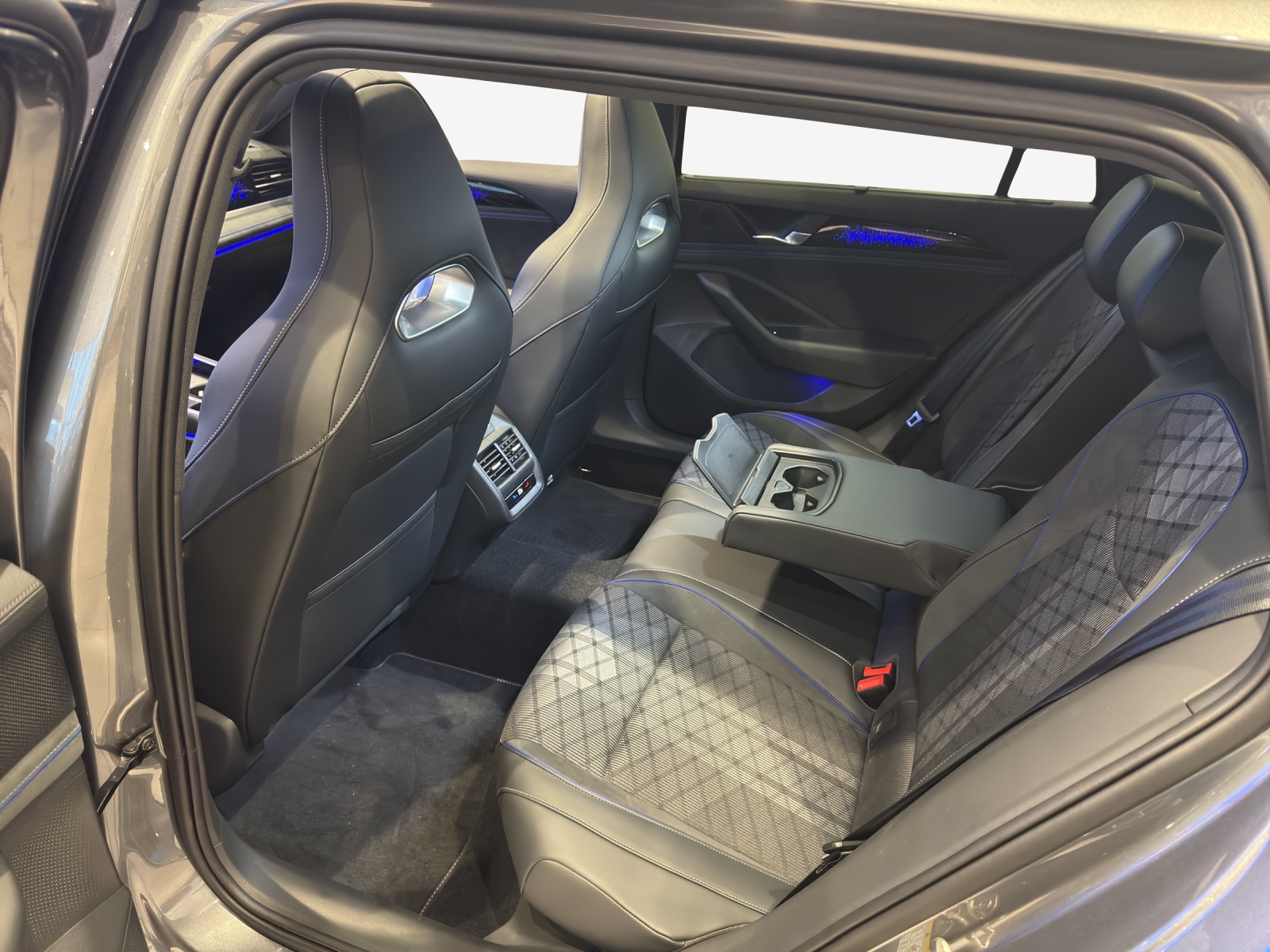 VW Passat Variant 2.0 TDI evo R-Line 4 Motion DSG-image-11