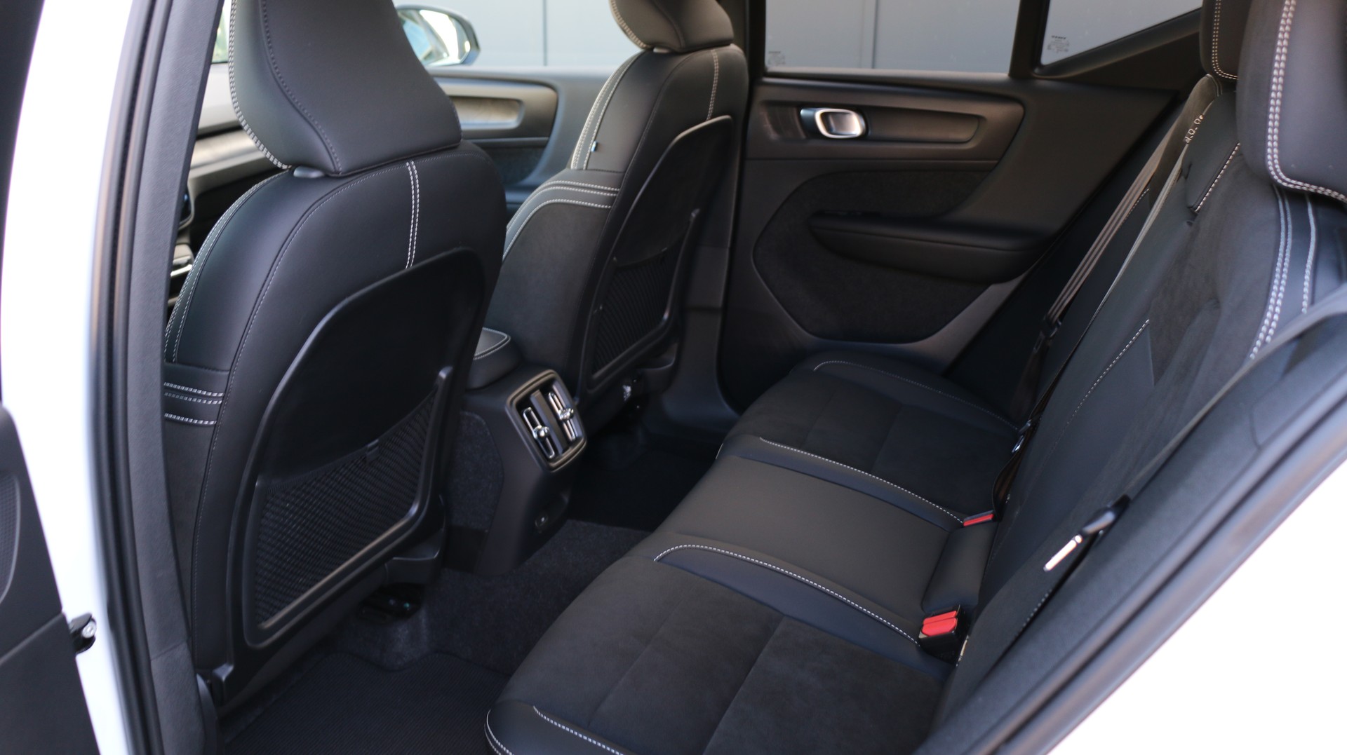 VOLVO XC40 P8 AWD Elec Ultimate-image-11