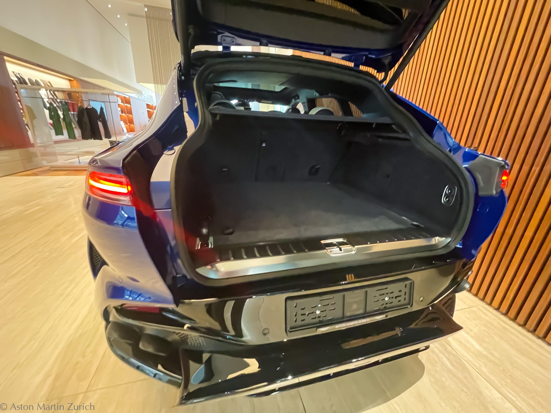 ASTON MARTIN DBX 707 4.0 V8 Bi-Turbo-image-9