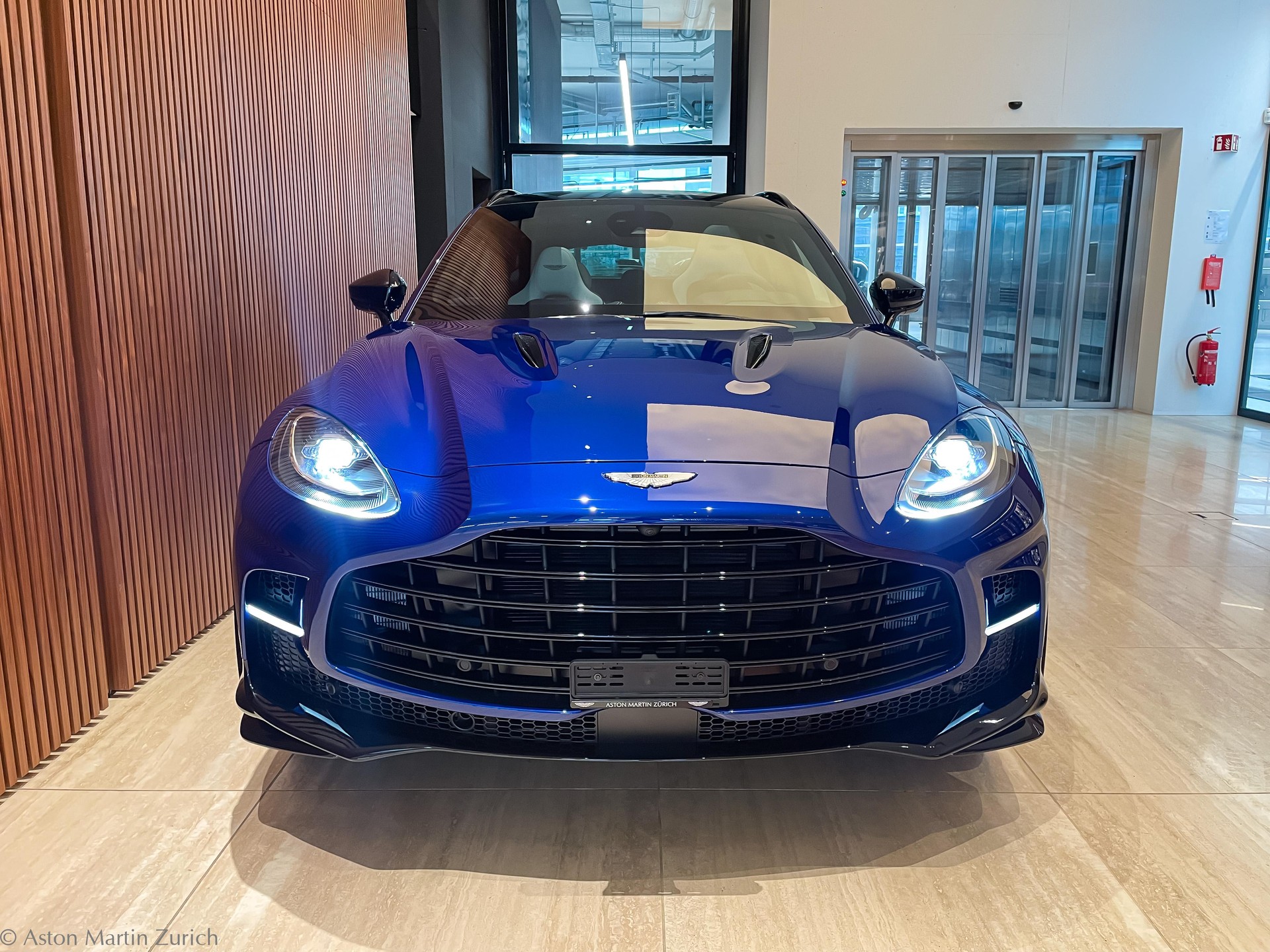 ASTON MARTIN DBX 707 4.0 V8 Bi-Turbo-showroom-element-3