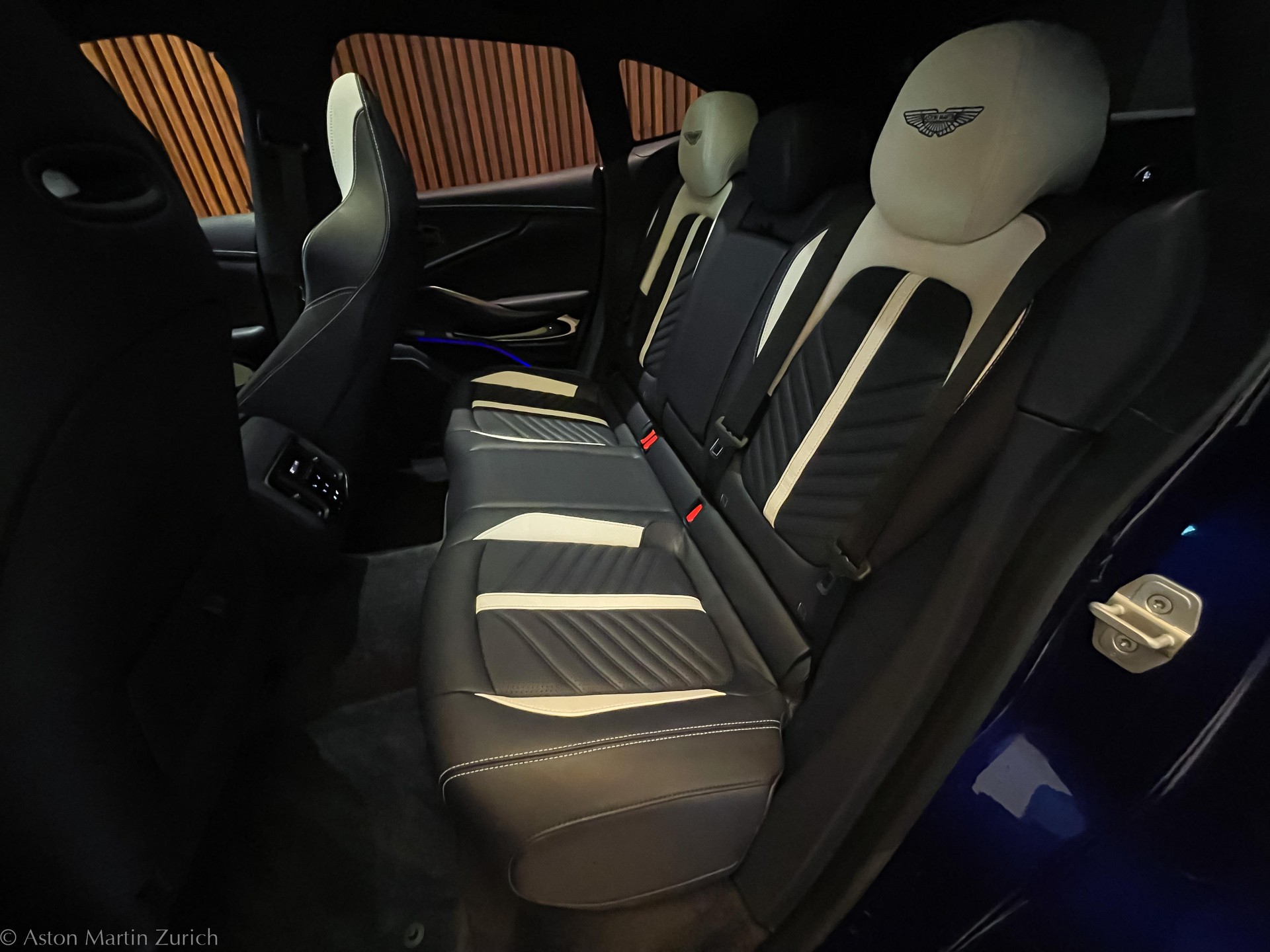 ASTON MARTIN DBX 707 4.0 V8 Bi-Turbo-image-13