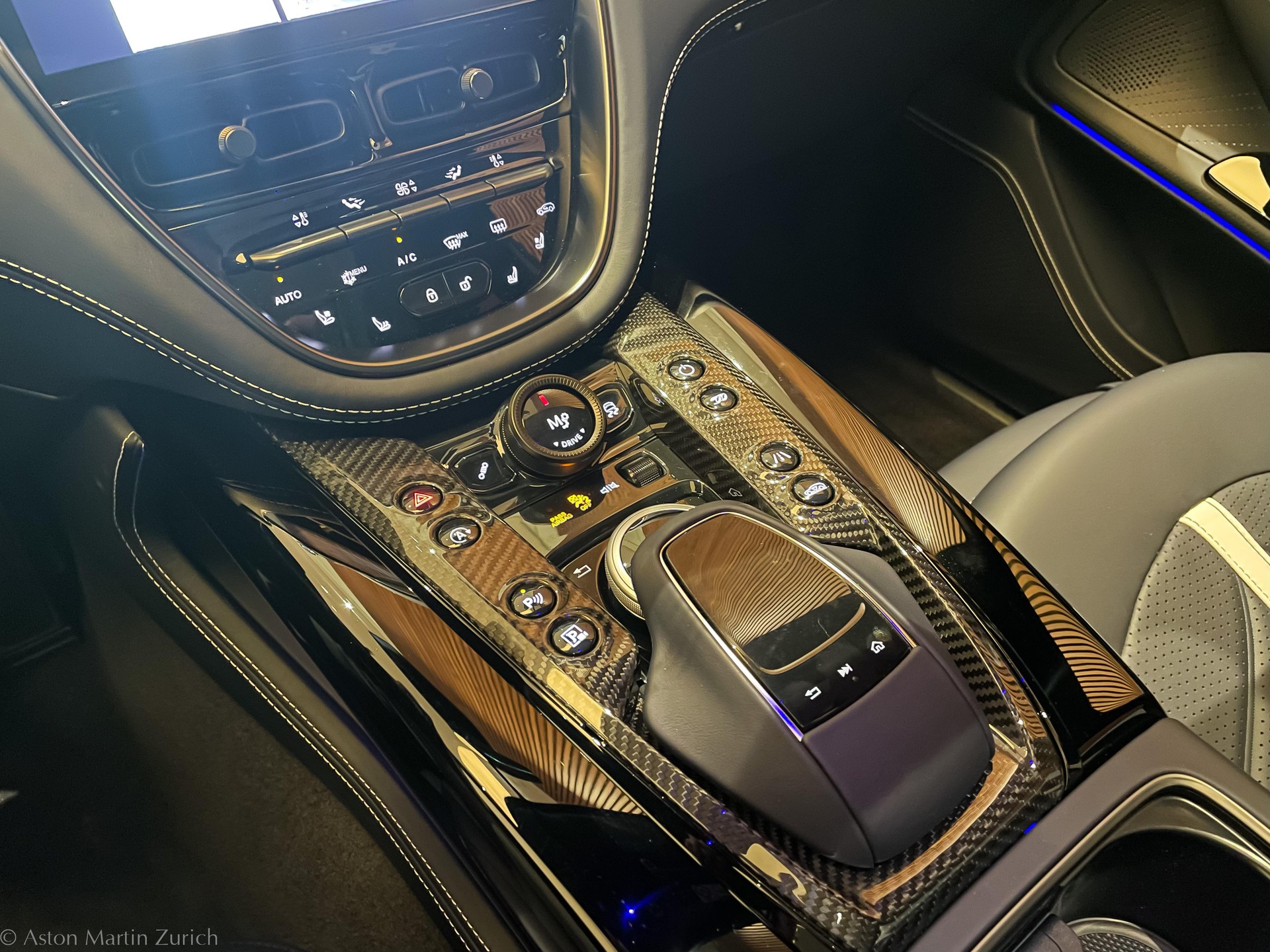 ASTON MARTIN DBX 707 4.0 V8 Bi-Turbo-image-18