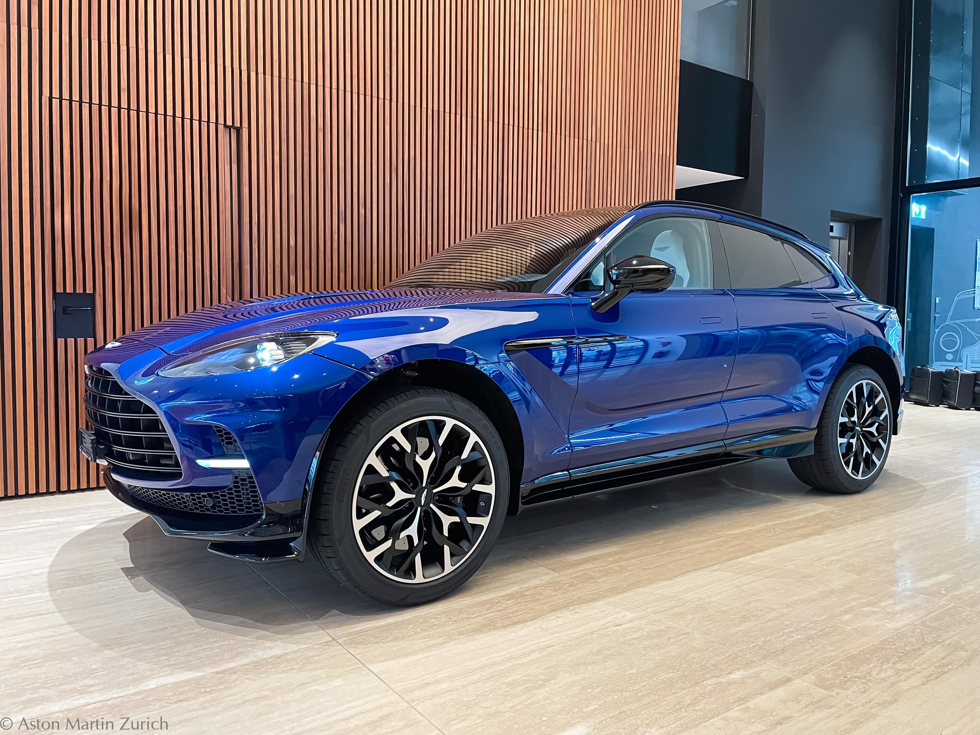 ASTON MARTIN DBX 707 4.0 V8 Bi-Turbo-showroom-element-1