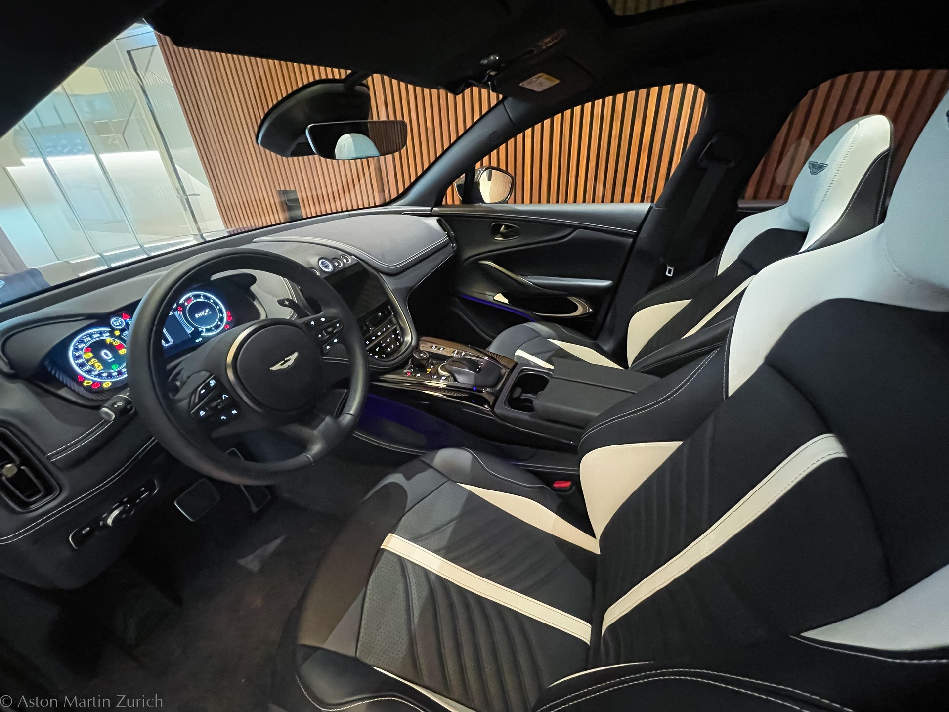 ASTON MARTIN DBX 707 4.0 V8 Bi-Turbo-image-11