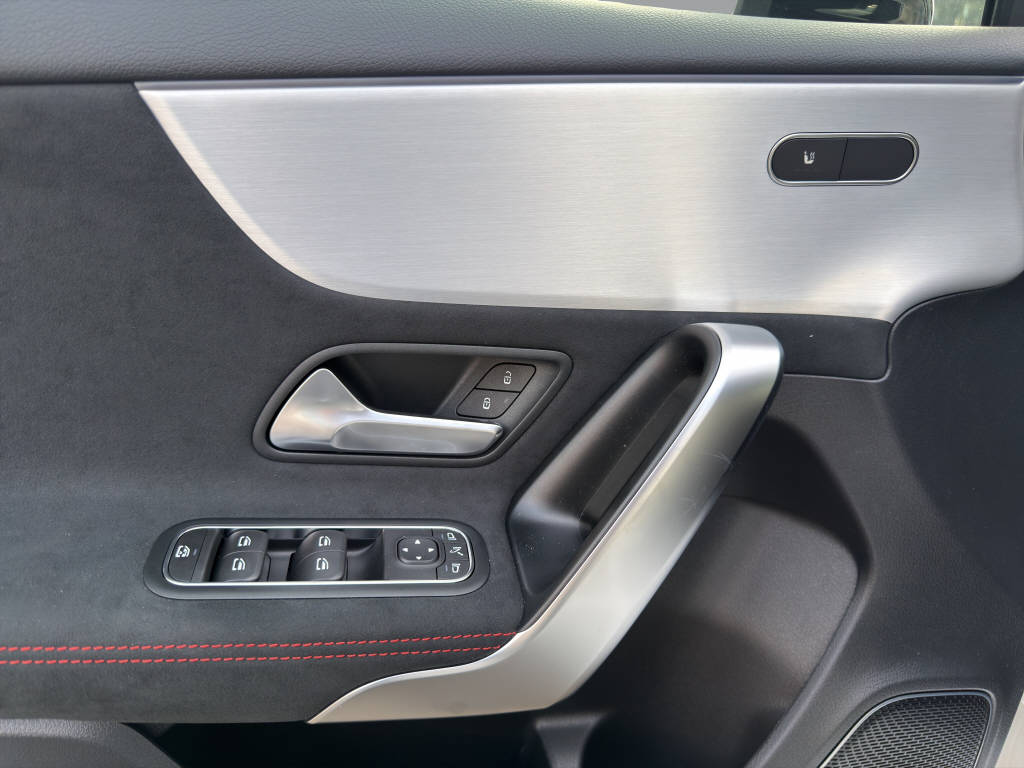 MERCEDES-BENZ A 220 AMG Line 4matic-image-10