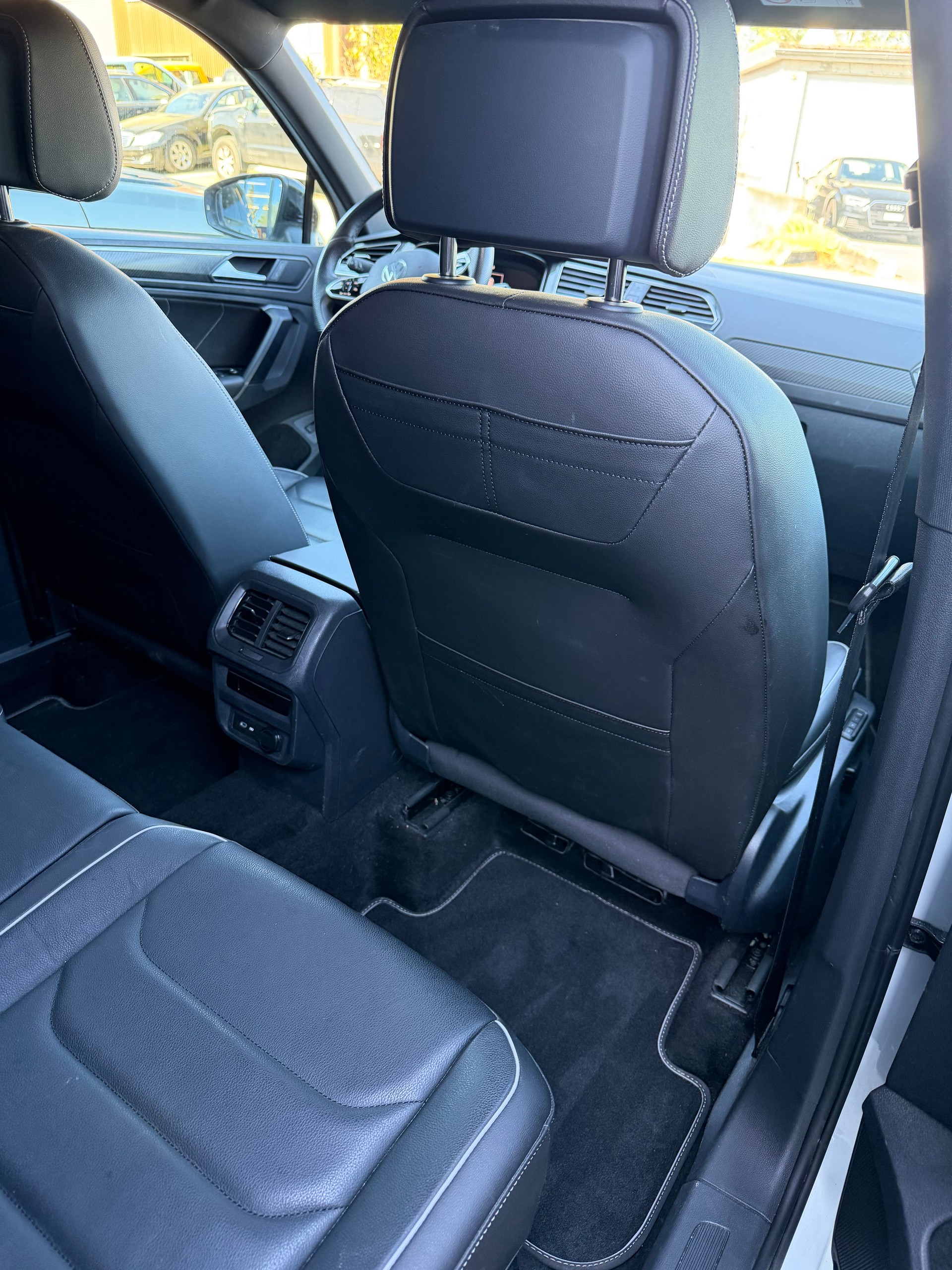 VW Tiguan 2.0 TDI SCR R-Line 4Motion DSG-image-8