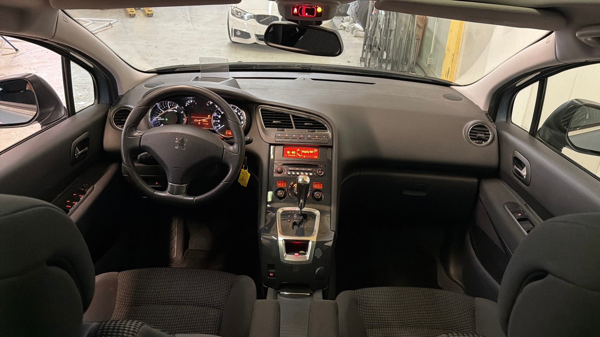 PEUGEOT 5008 1.6 16V T Allure Automatic(Frisch MFK)-image-8