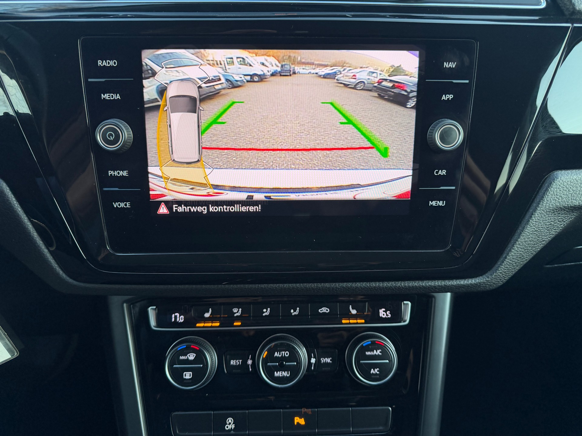 VW Touran 2.0 TDI BlueMotion Technology Comfortline DSG * Gr-Navi * Klima-auto * Tempomat * PDC V&H * RF-Kamera * Ab MFK *-image-7