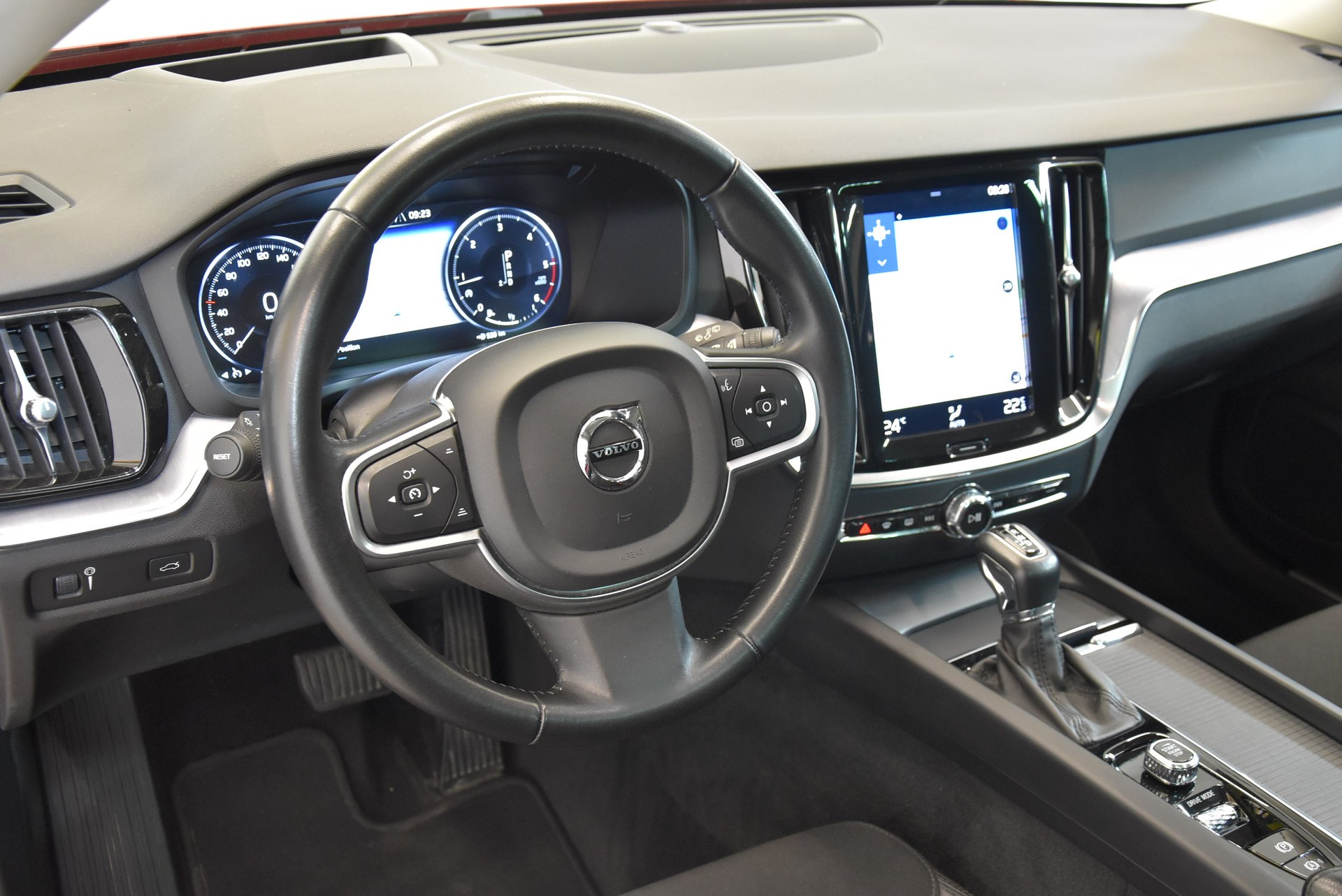 VOLVO V60 D3 Momentum Geartronic-image-2