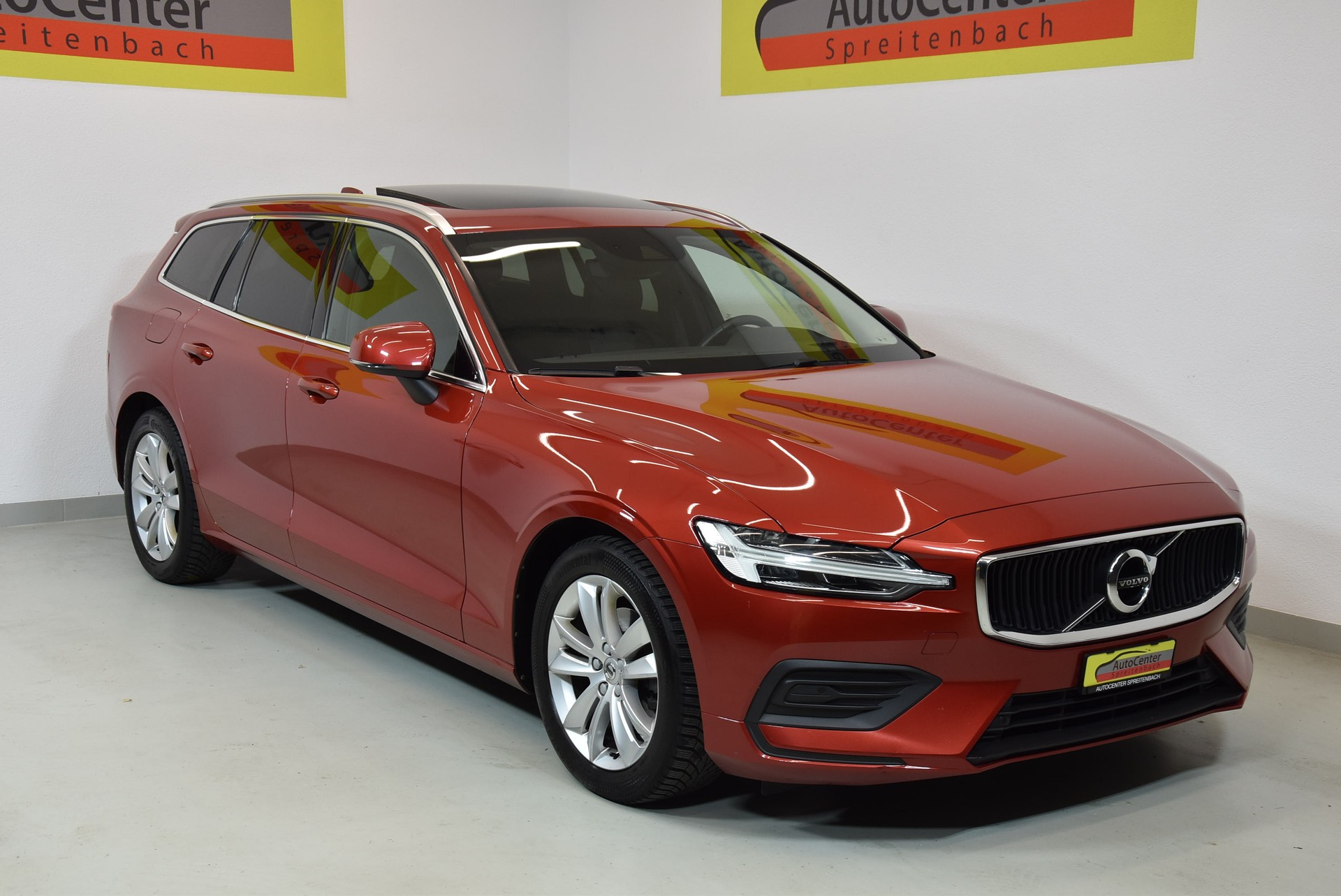 VOLVO V60 D3 Momentum Geartronic-image-0
