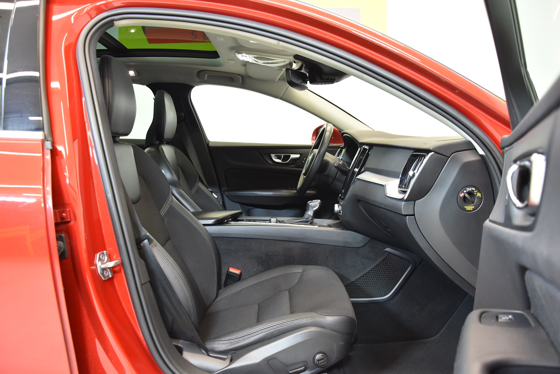 VOLVO V60 D3 Momentum Geartronic-image-3