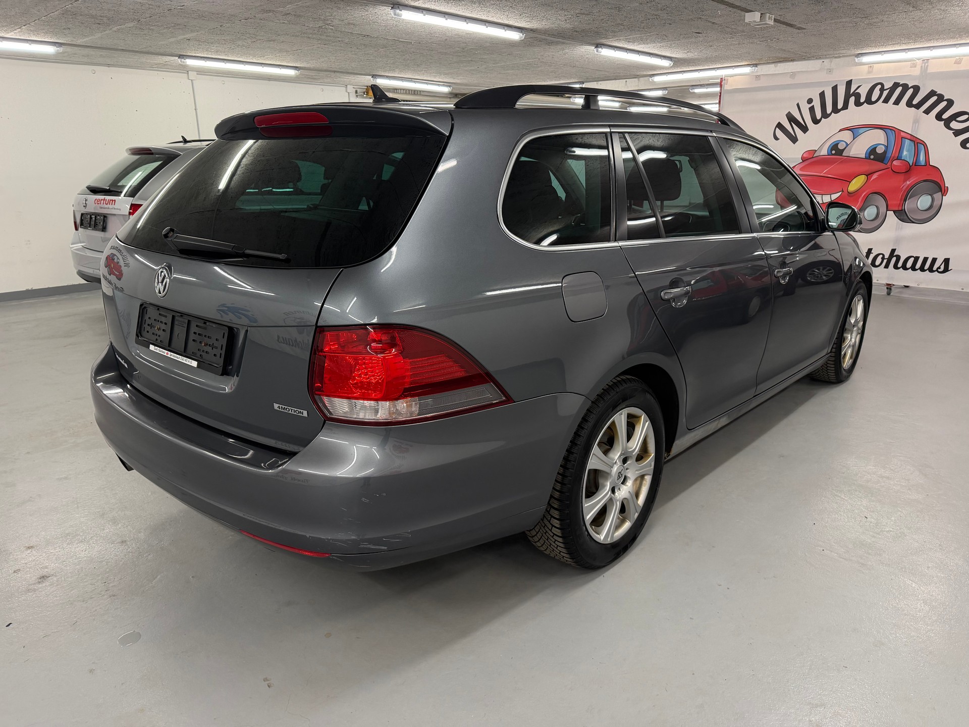 VW Golf Variant 1.6 TDI Trendline 4Motion-image-3