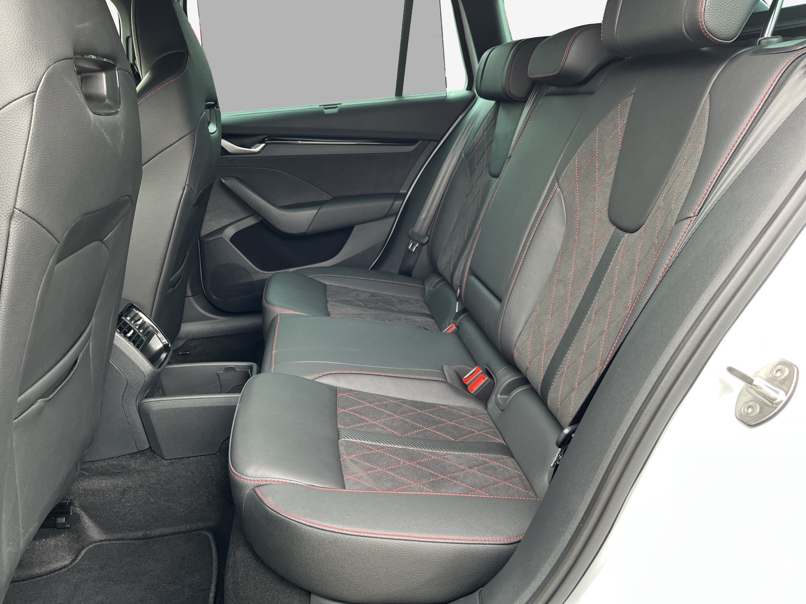 SKODA Oct. RS 2.0 TSI 265PS 7DSG-image-11