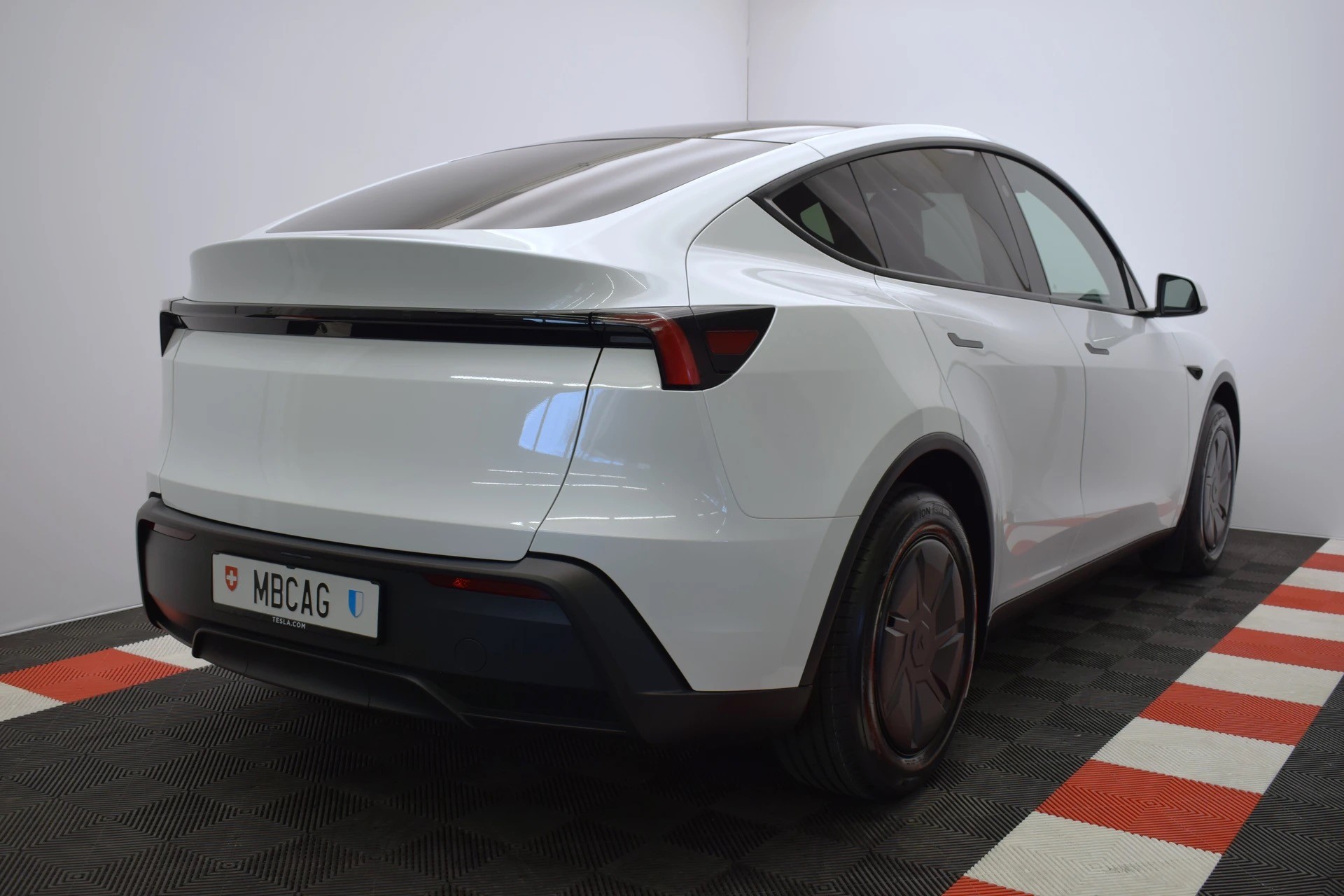 TESLA Model Y 534km WLTP, CH IVI, 2026er Facelift mit schwarzem Dachhimmel und neuem 16 Zoll Monitor-image-11