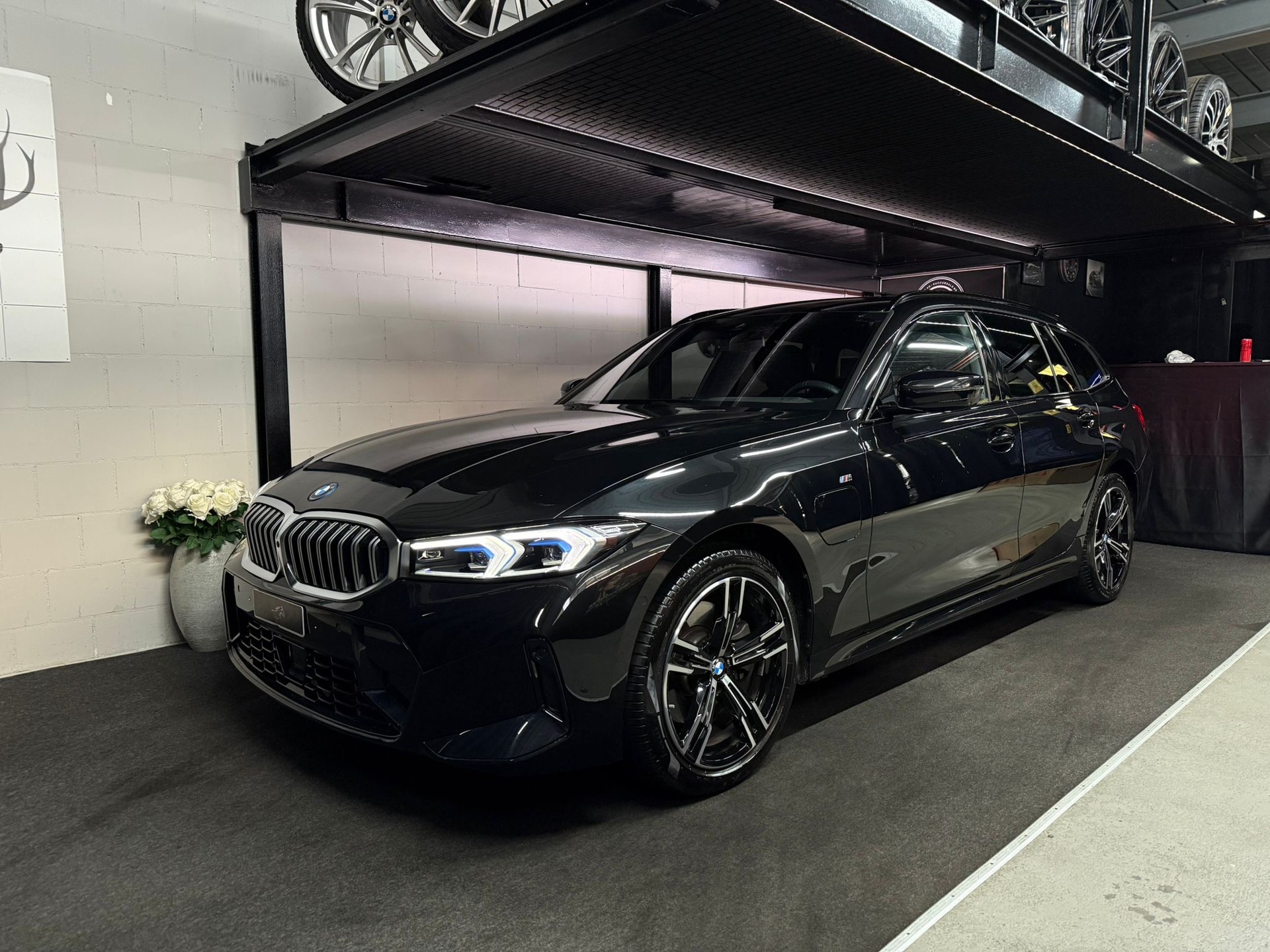 BMW 330e x DriveTouring Steptronic M Sport. / Werksgarantie 36 monate / Gratis Service bis 100'000 km-image-0
