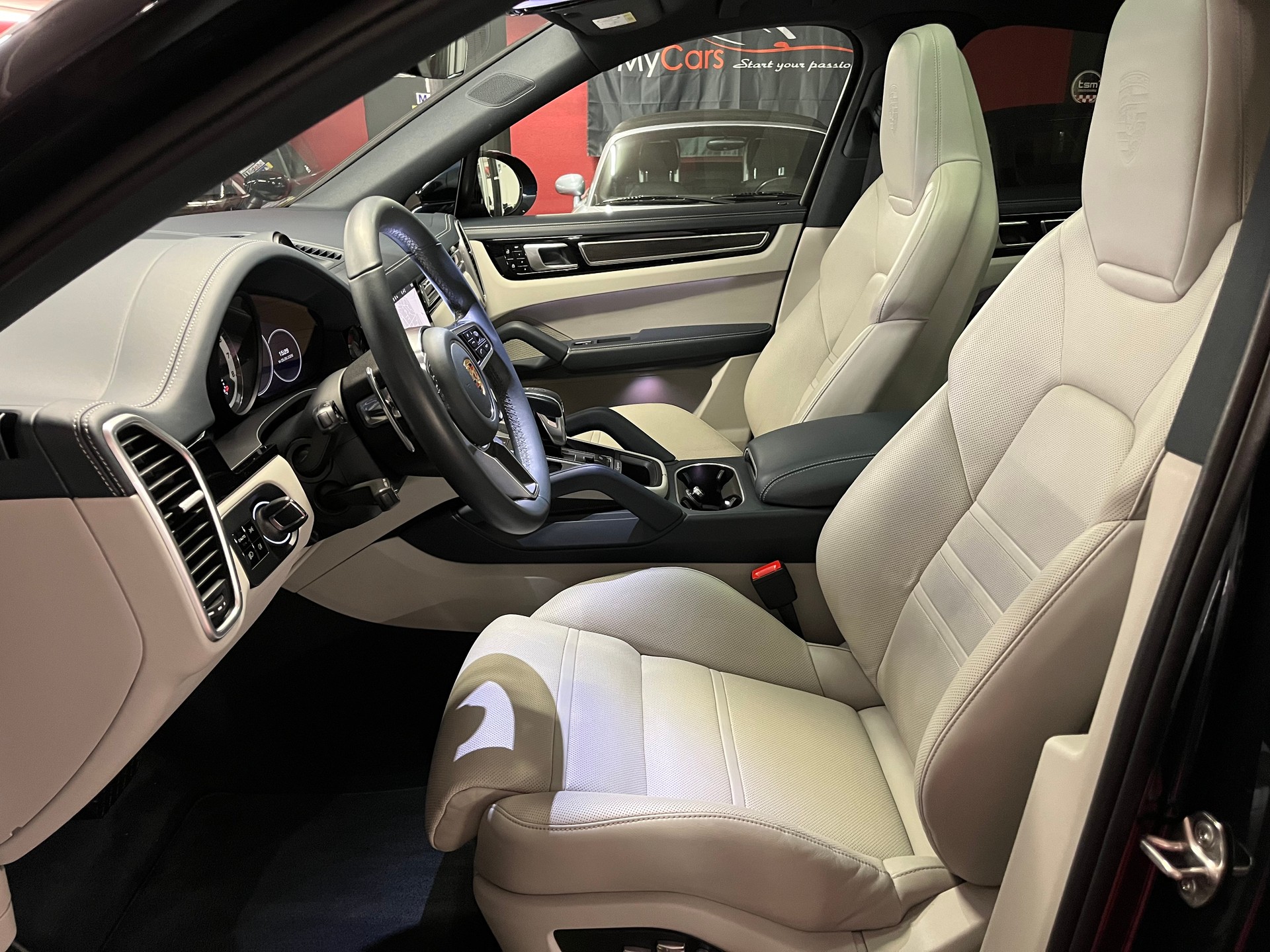 PORSCHE Cayenne Coupé E-Hybrid-image-12