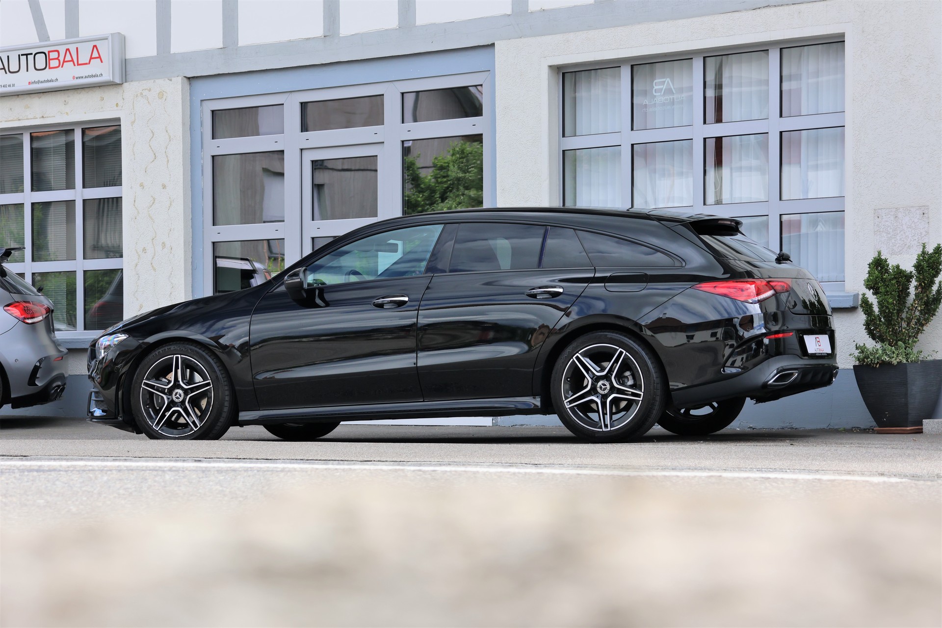 MERCEDES-BENZ CLA Shooting Brake 220 d 4Matic AMG Line (CH)-image-3