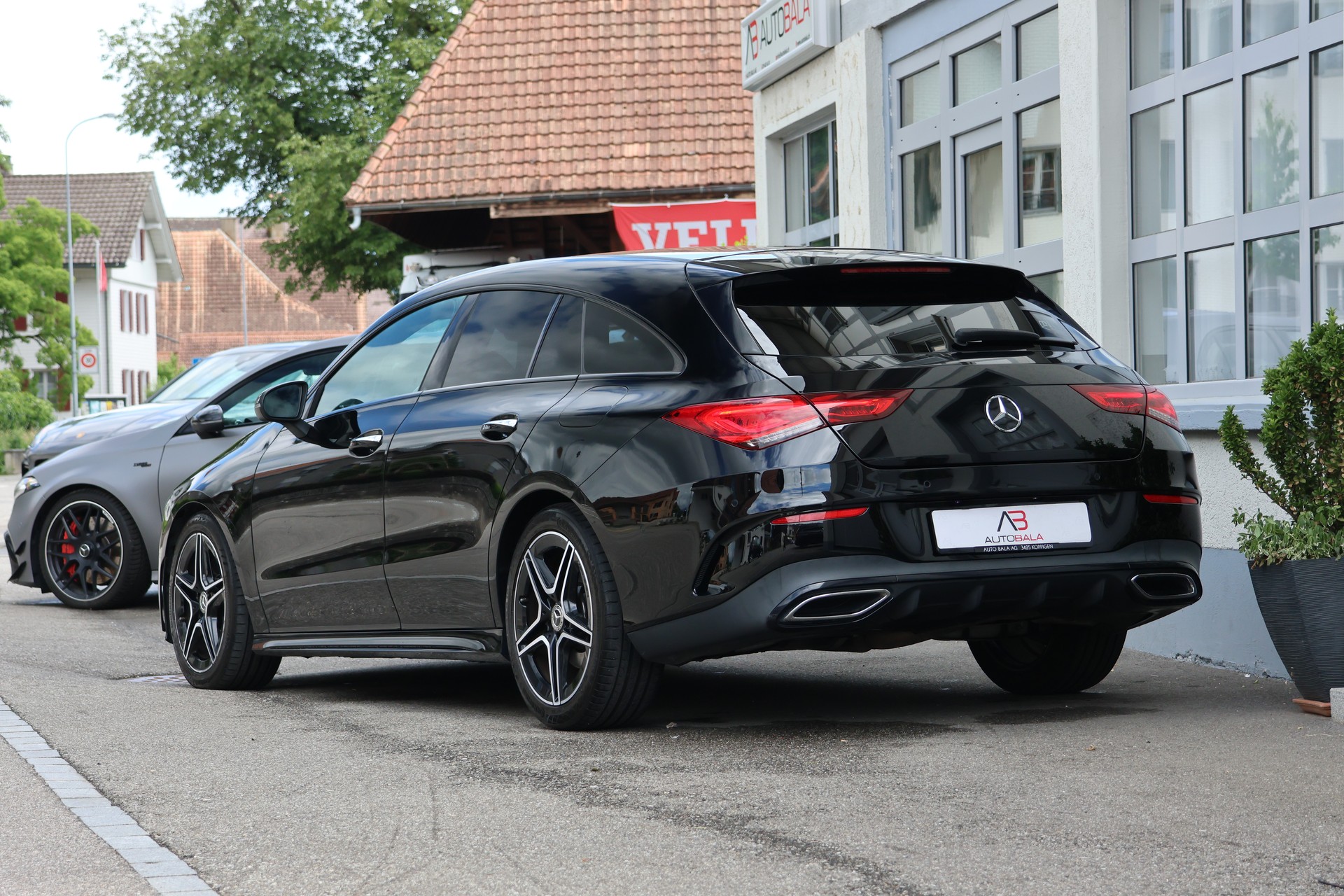 MERCEDES-BENZ CLA Shooting Brake 220 d 4Matic AMG Line (CH)-image-2