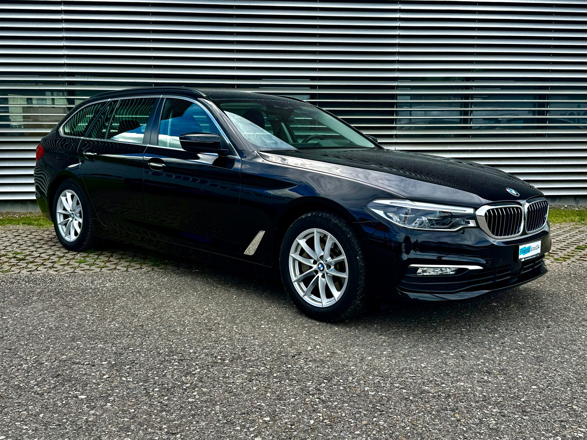 BMW 530d xDrive Touring Steptronic-image-12