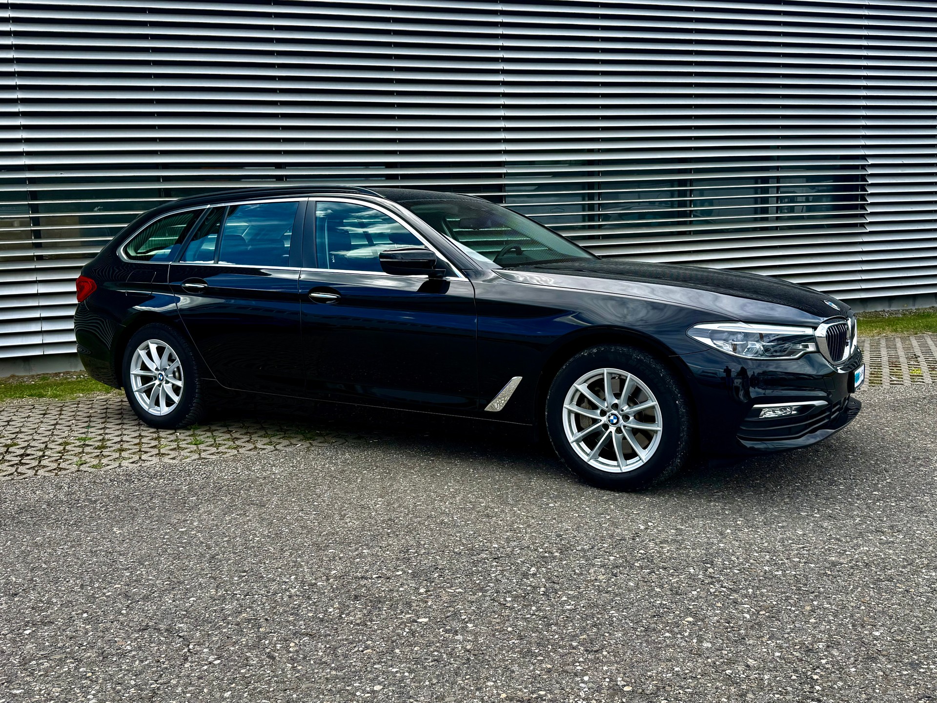 BMW 530d xDrive Touring Steptronic-image-11