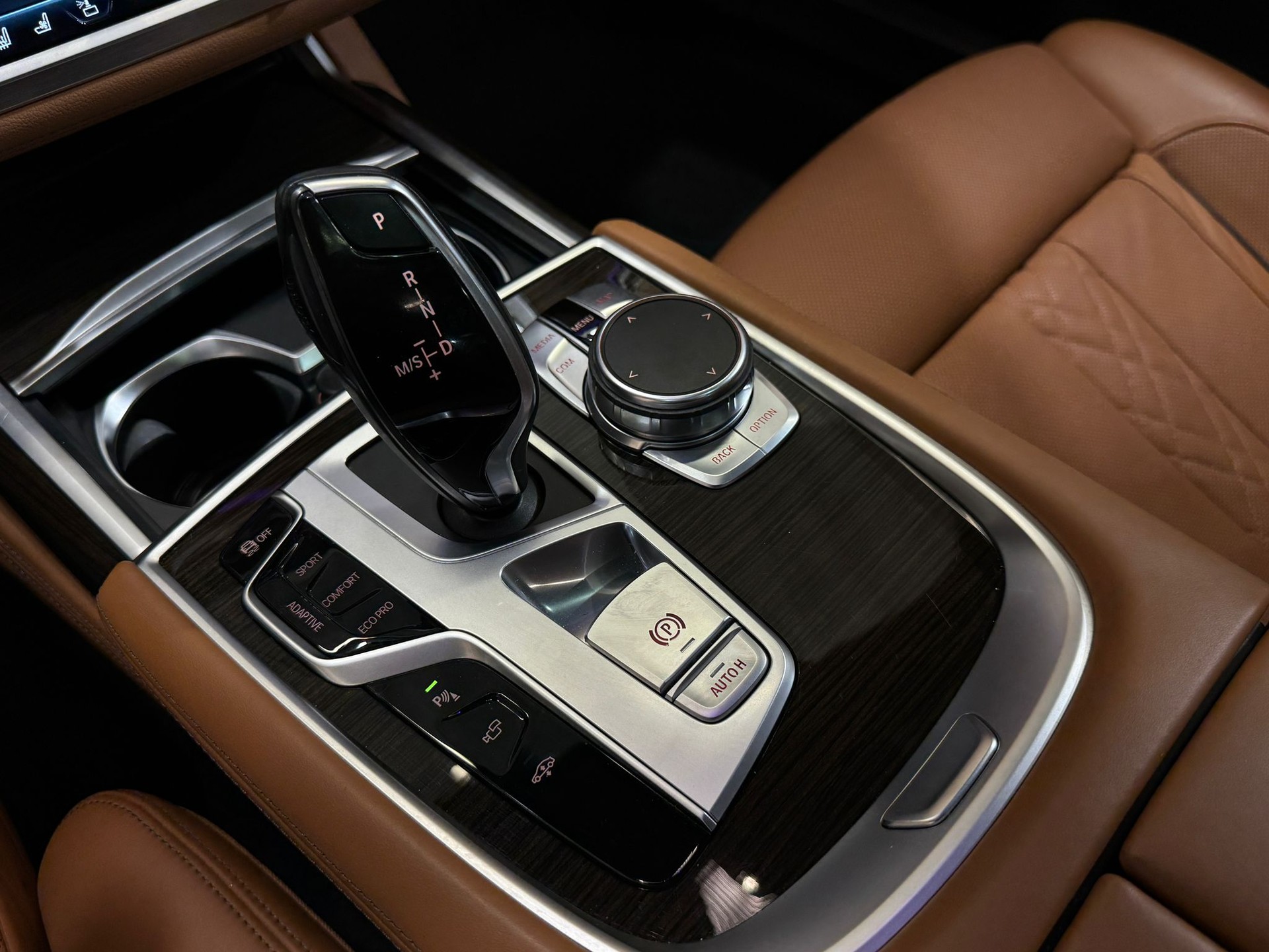 BMW 750i xDrive Steptronic M Sportpaket Individual-image-17