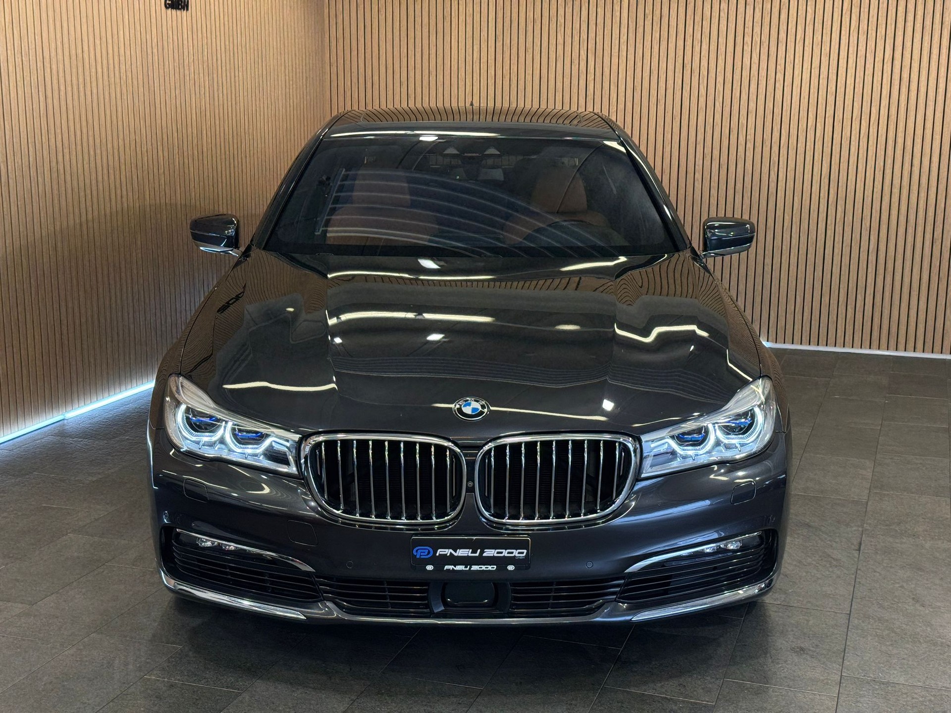 BMW 750i xDrive Steptronic M Sportpaket Individual-showroom-element-2