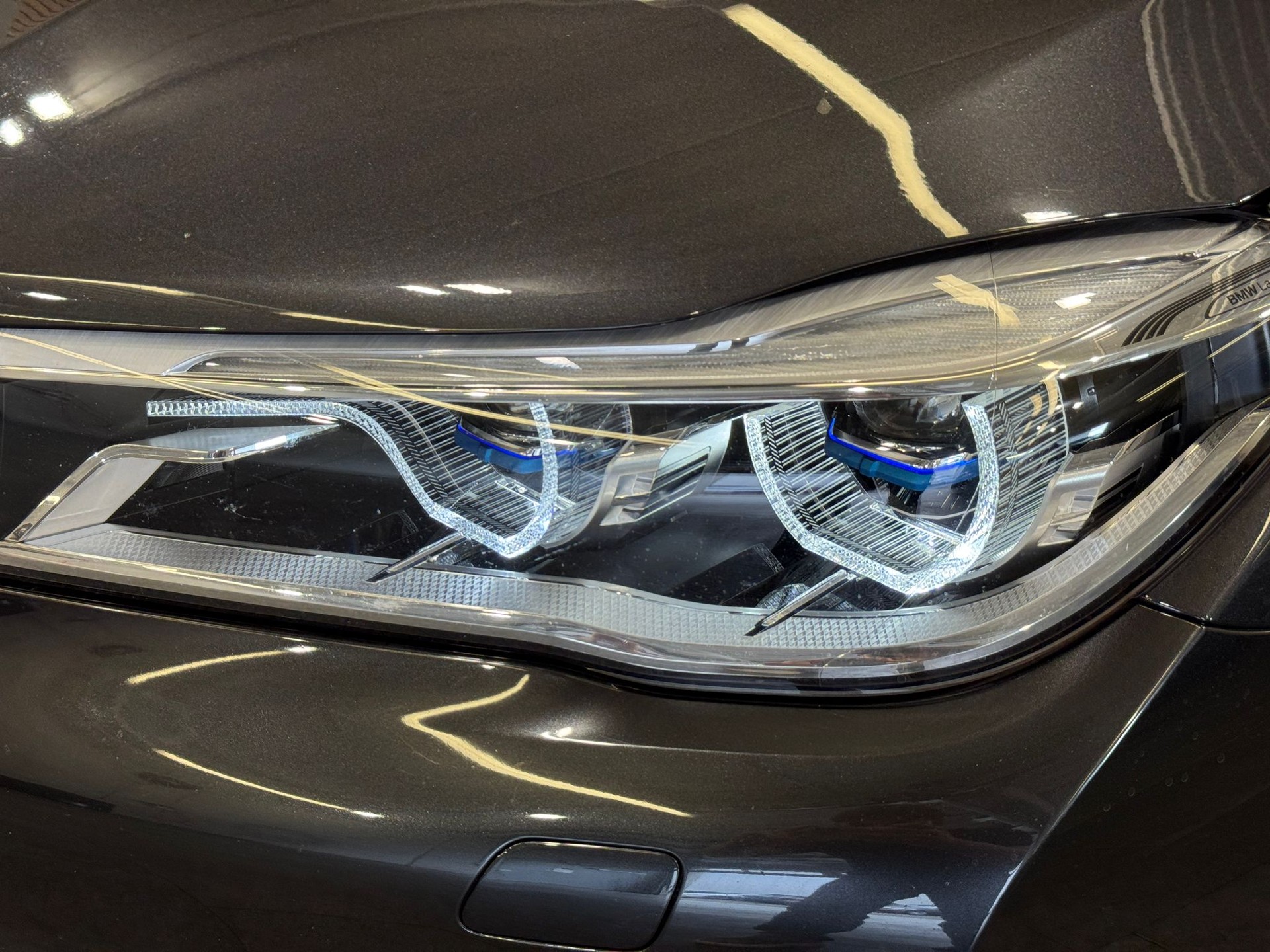 BMW 750i xDrive Steptronic M Sportpaket Individual-showroom-element-3