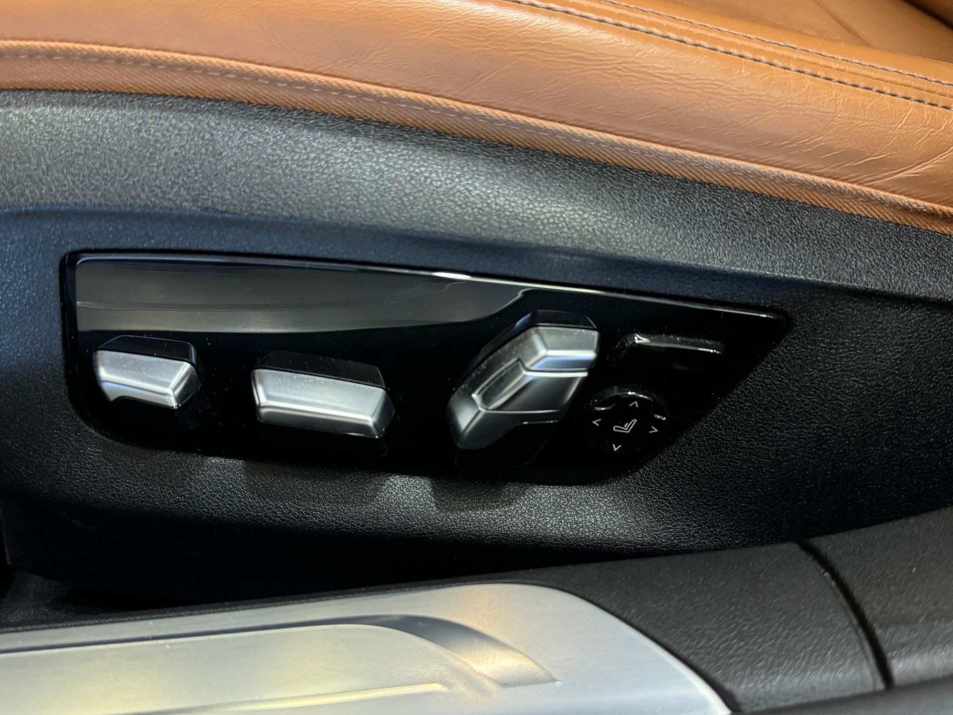 BMW 750i xDrive Steptronic M Sportpaket Individual-image-14