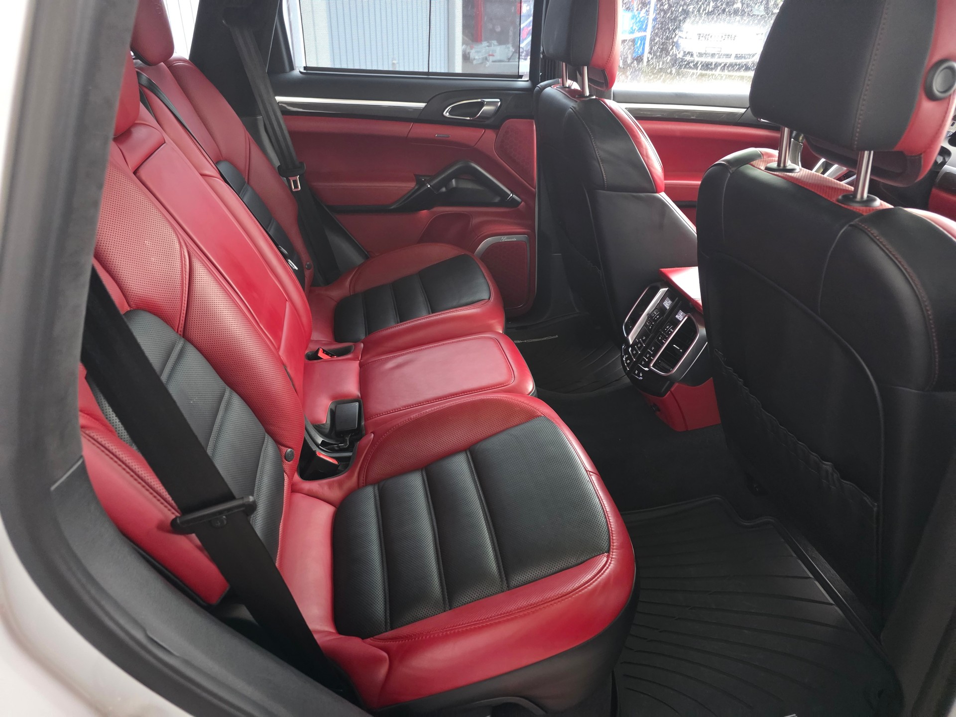 PORSCHE Cayenne Turbo S-image-12
