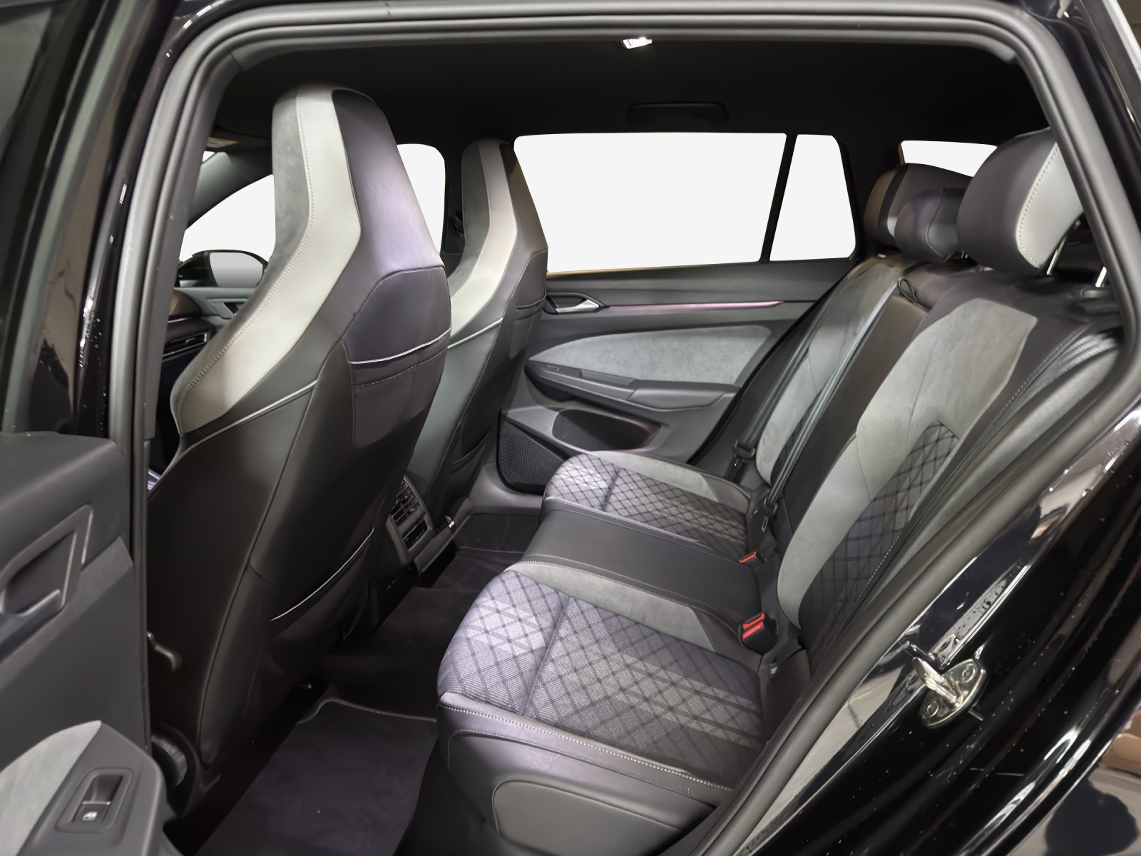 VW Golf Variant 1.5 eTSI mHEV R-Line-image-11