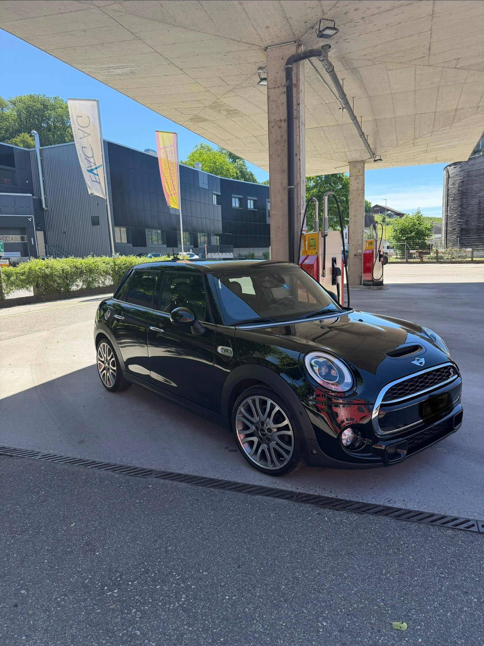 MINI 2.0i Cooper S Trafalgar-image-2