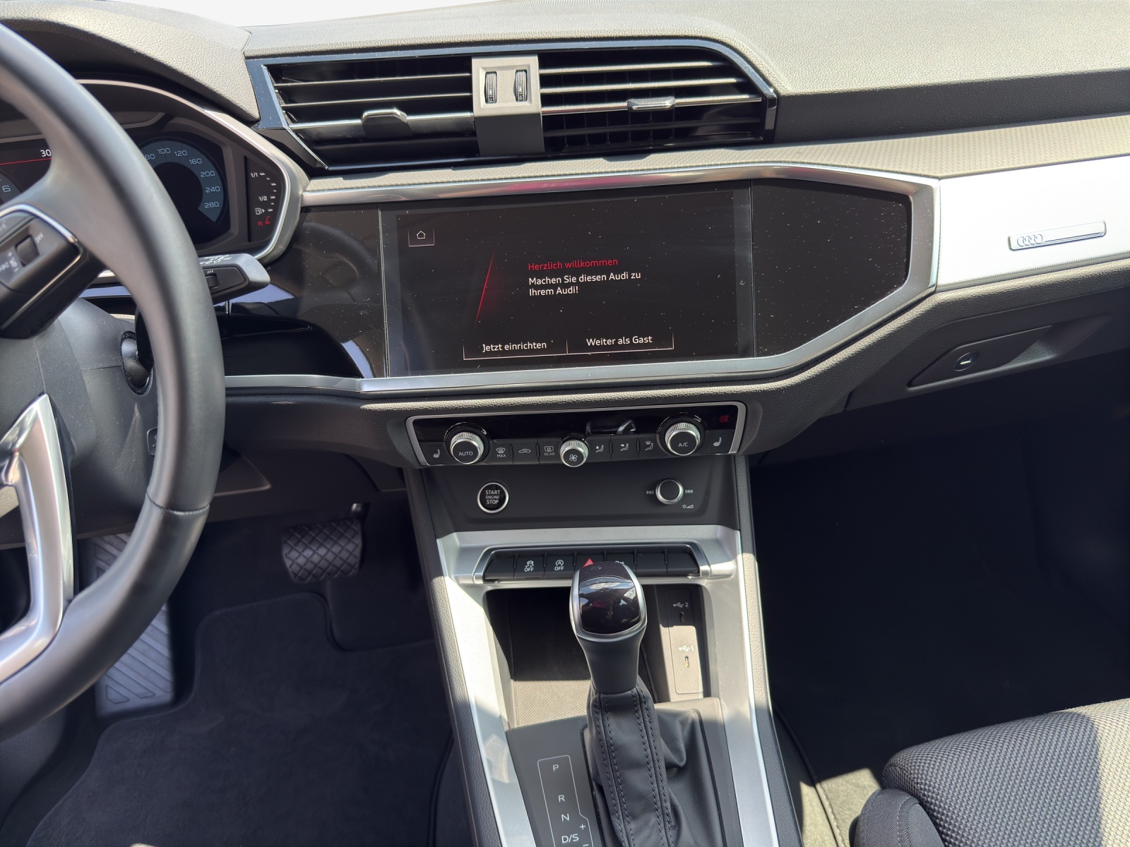 AUDI Q3 35 TFSI Attraction S-tronic-image-10