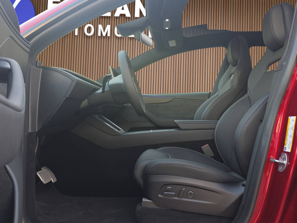 TESLA Model Y Performance AWD-image-11